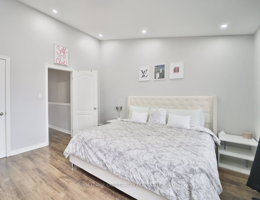 16 Piggott Mews