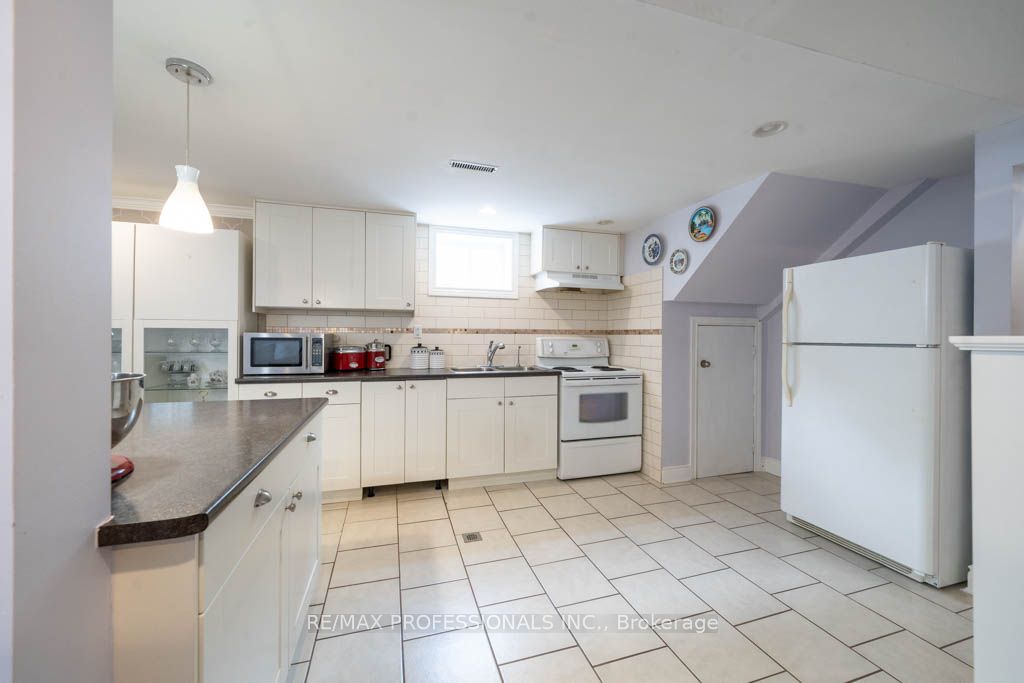 3389 Kelowna Court