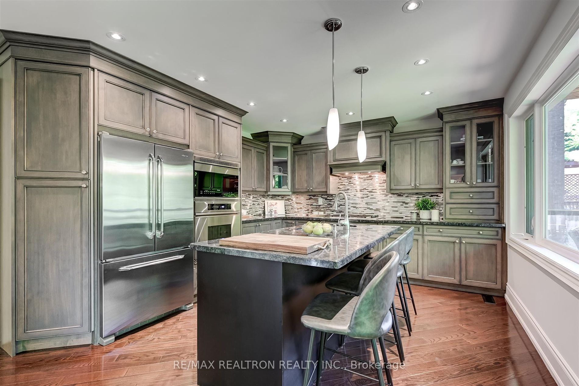 102 Edenbridge Dr