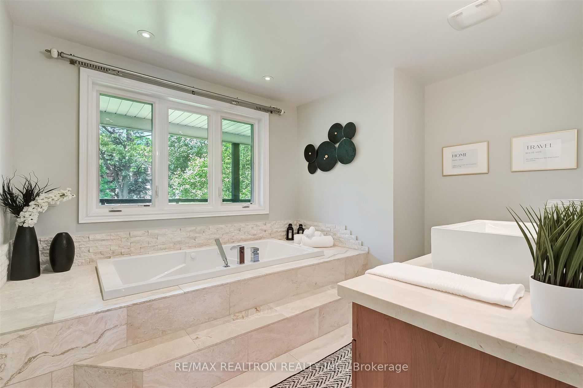 102 Edenbridge Dr