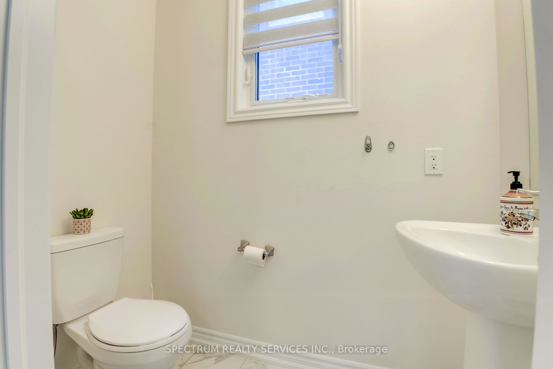 605 Leatherleaf Landing