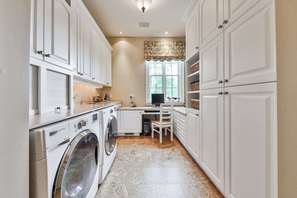 872 Whittier Cres