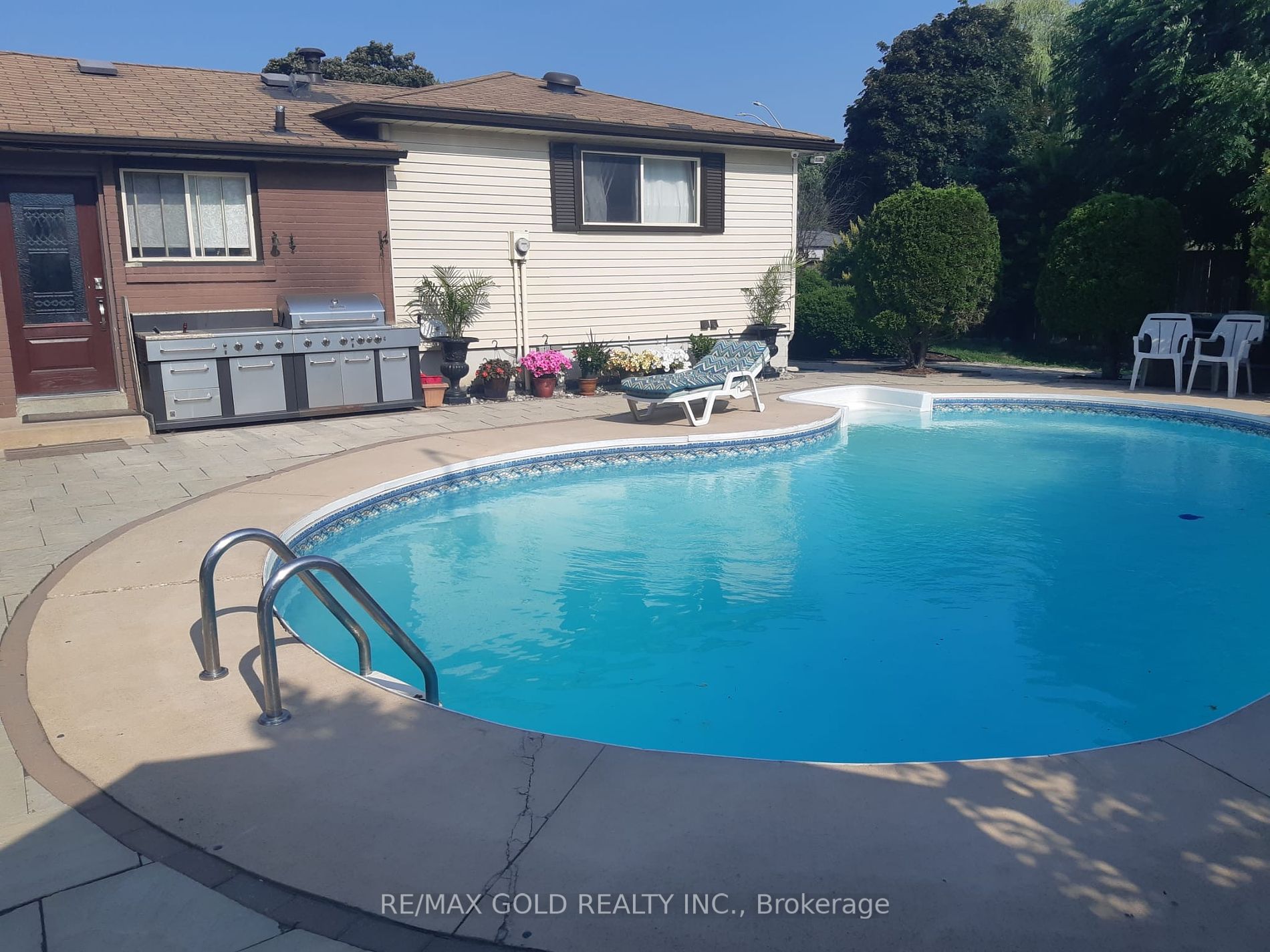 33 Deerfield Cres