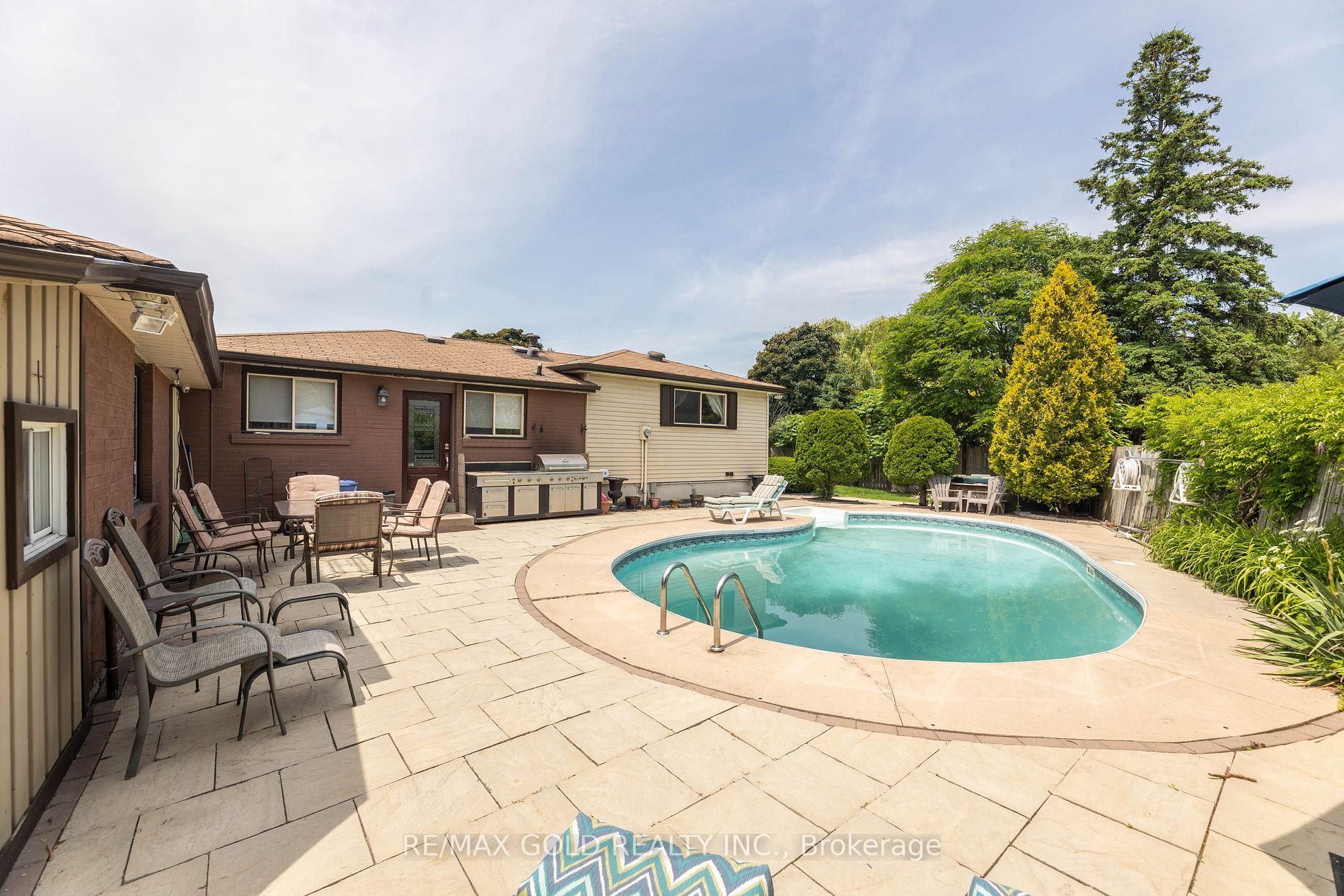 33 Deerfield Cres