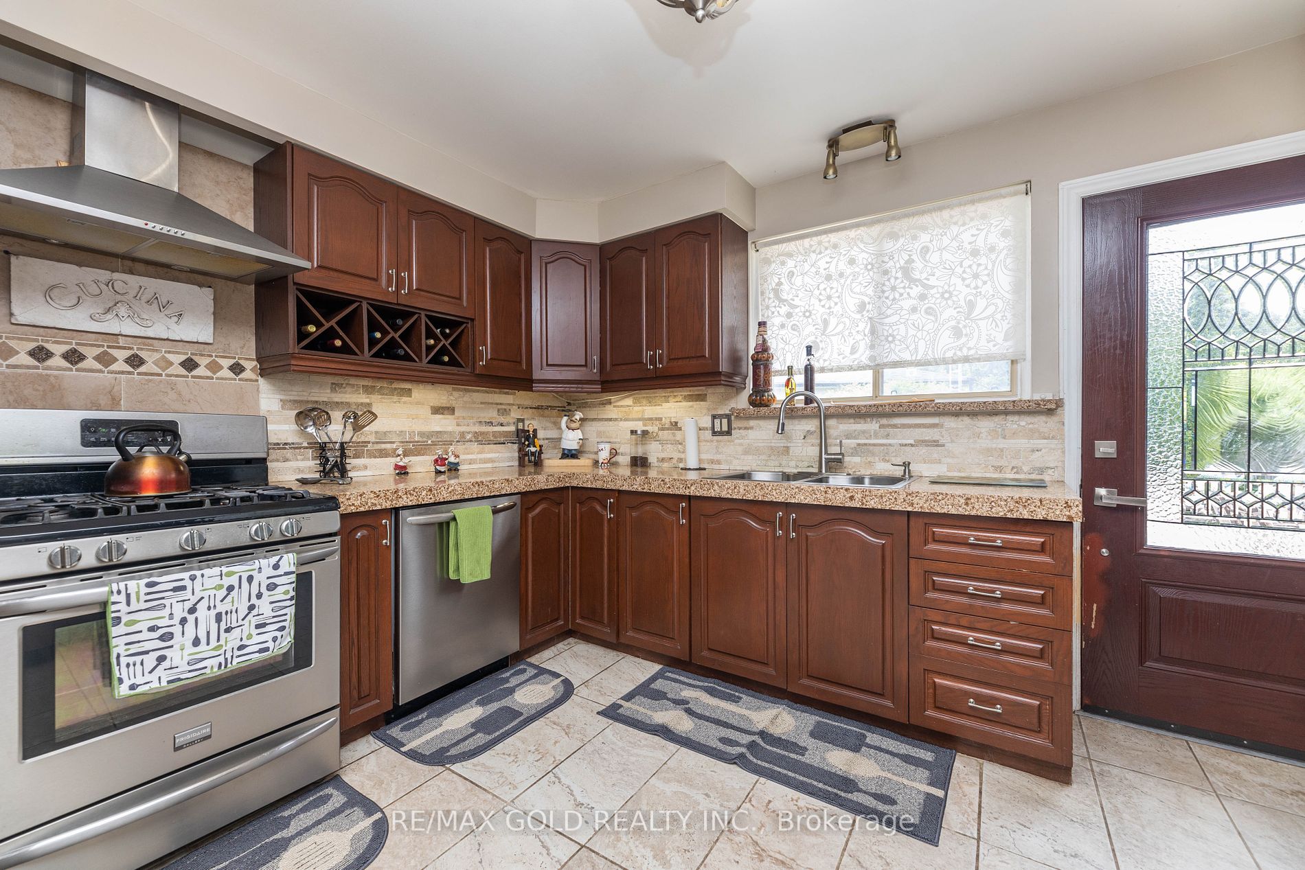 33 Deerfield Cres