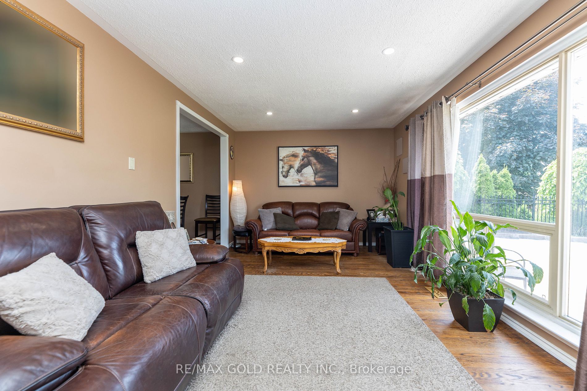 33 Deerfield Cres