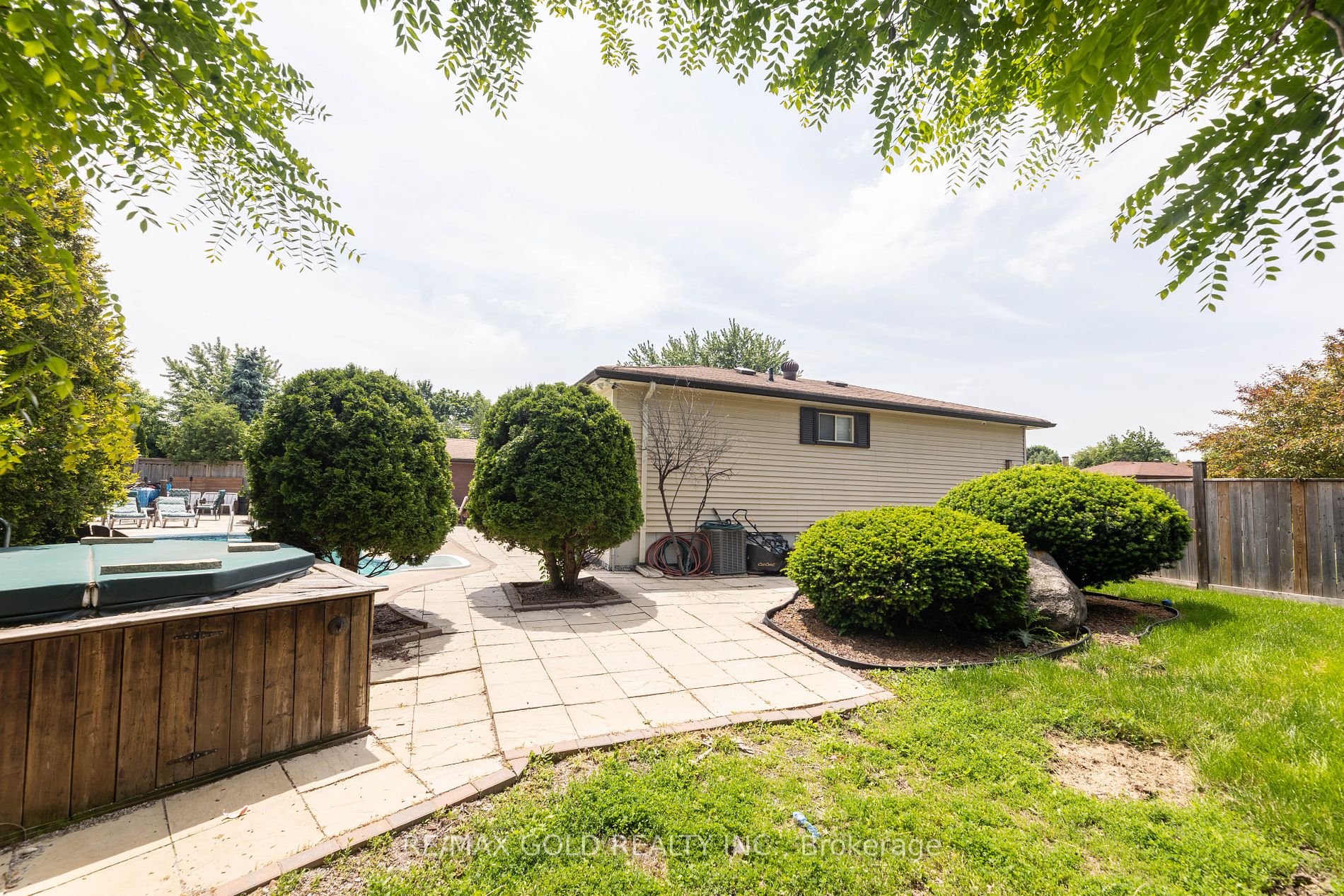 33 Deerfield Cres