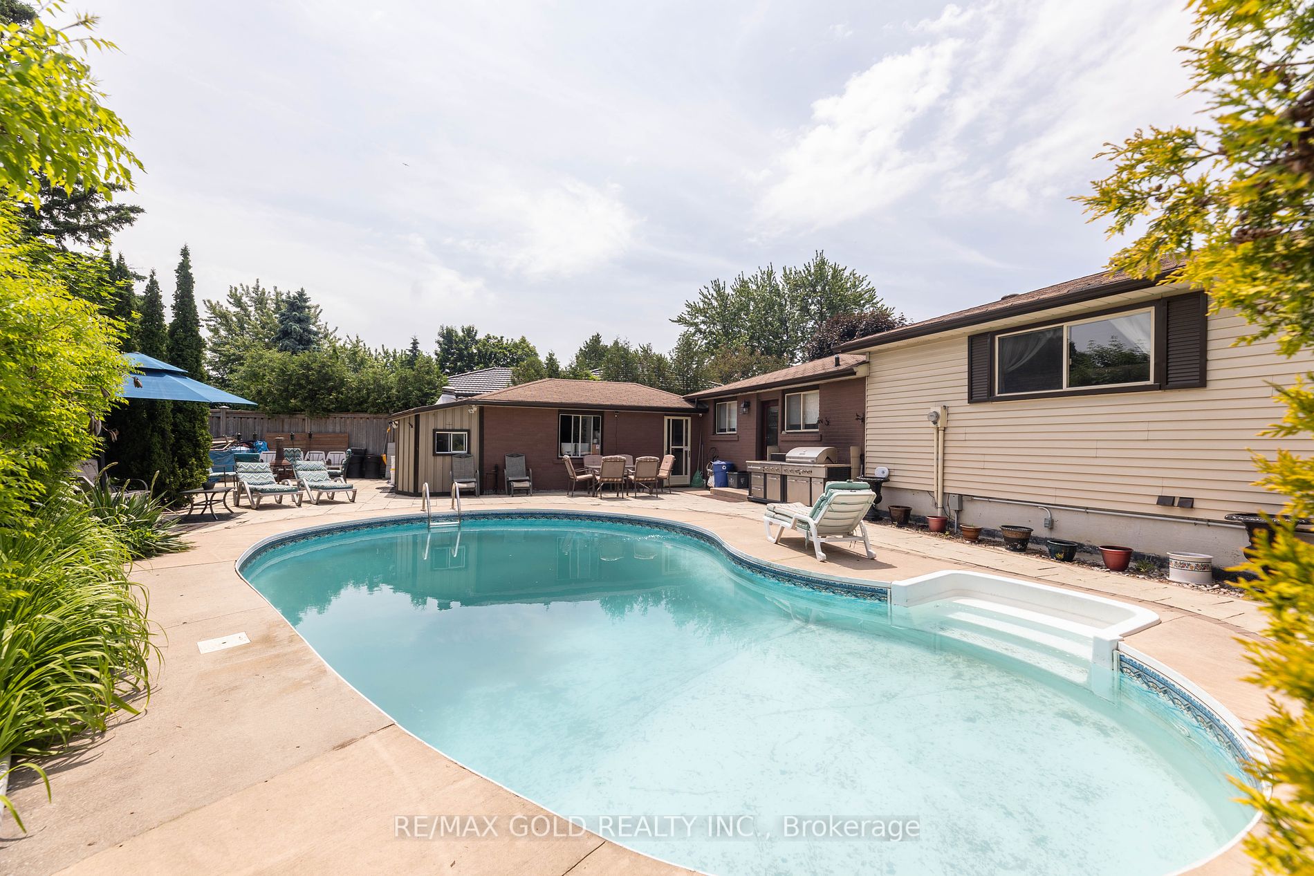 33 Deerfield Cres