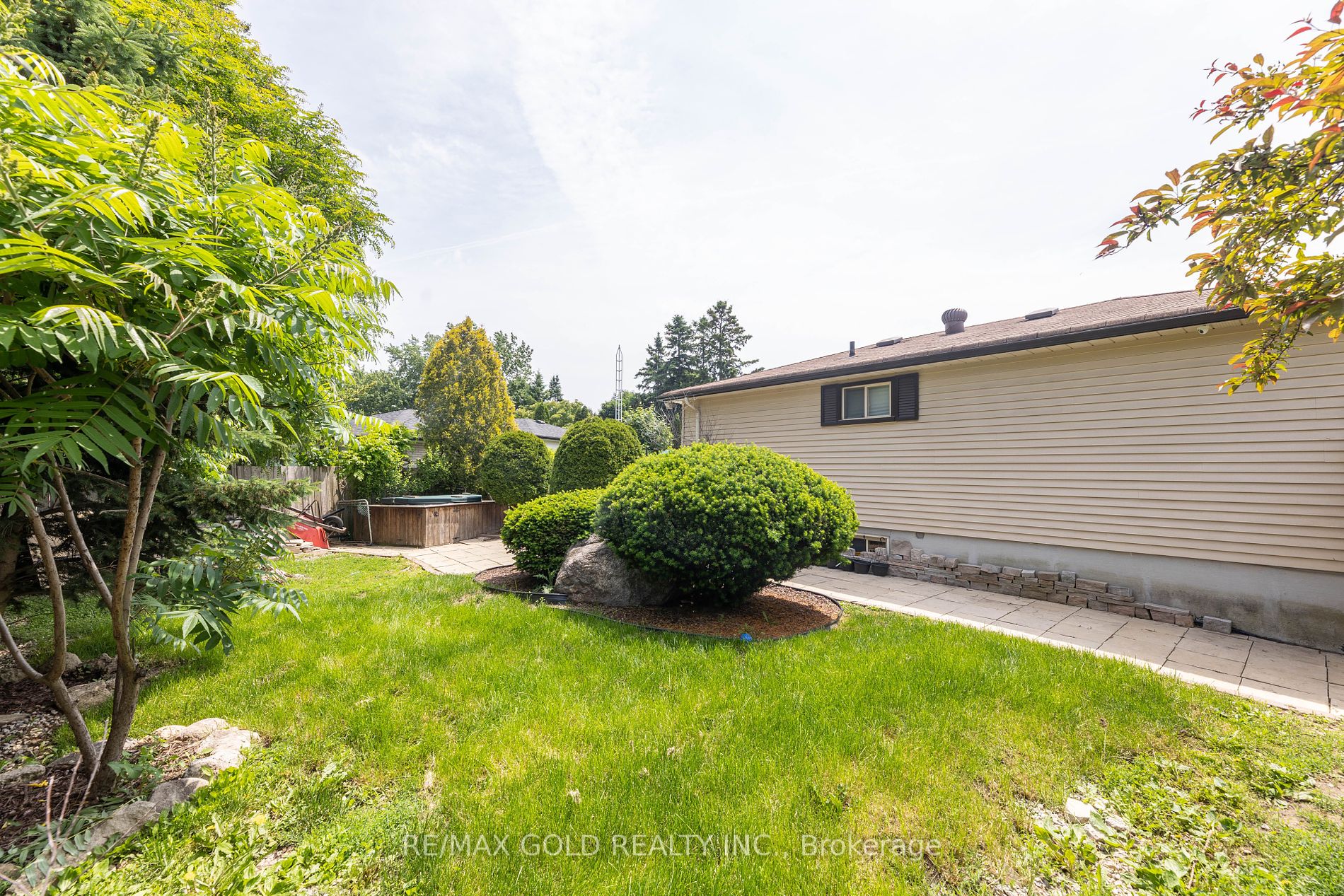 33 Deerfield Cres