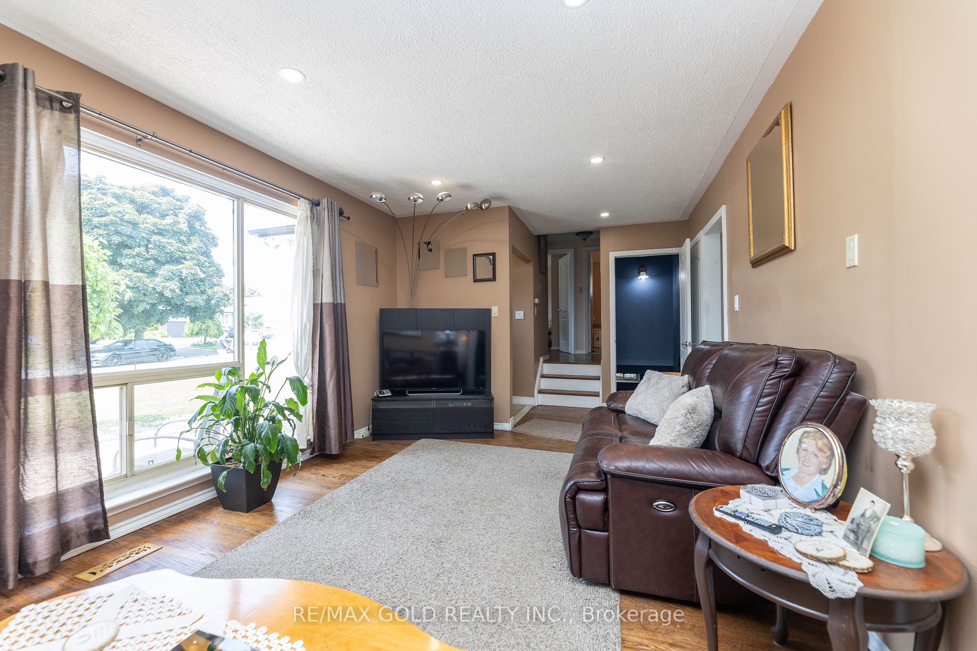 33 Deerfield Cres
