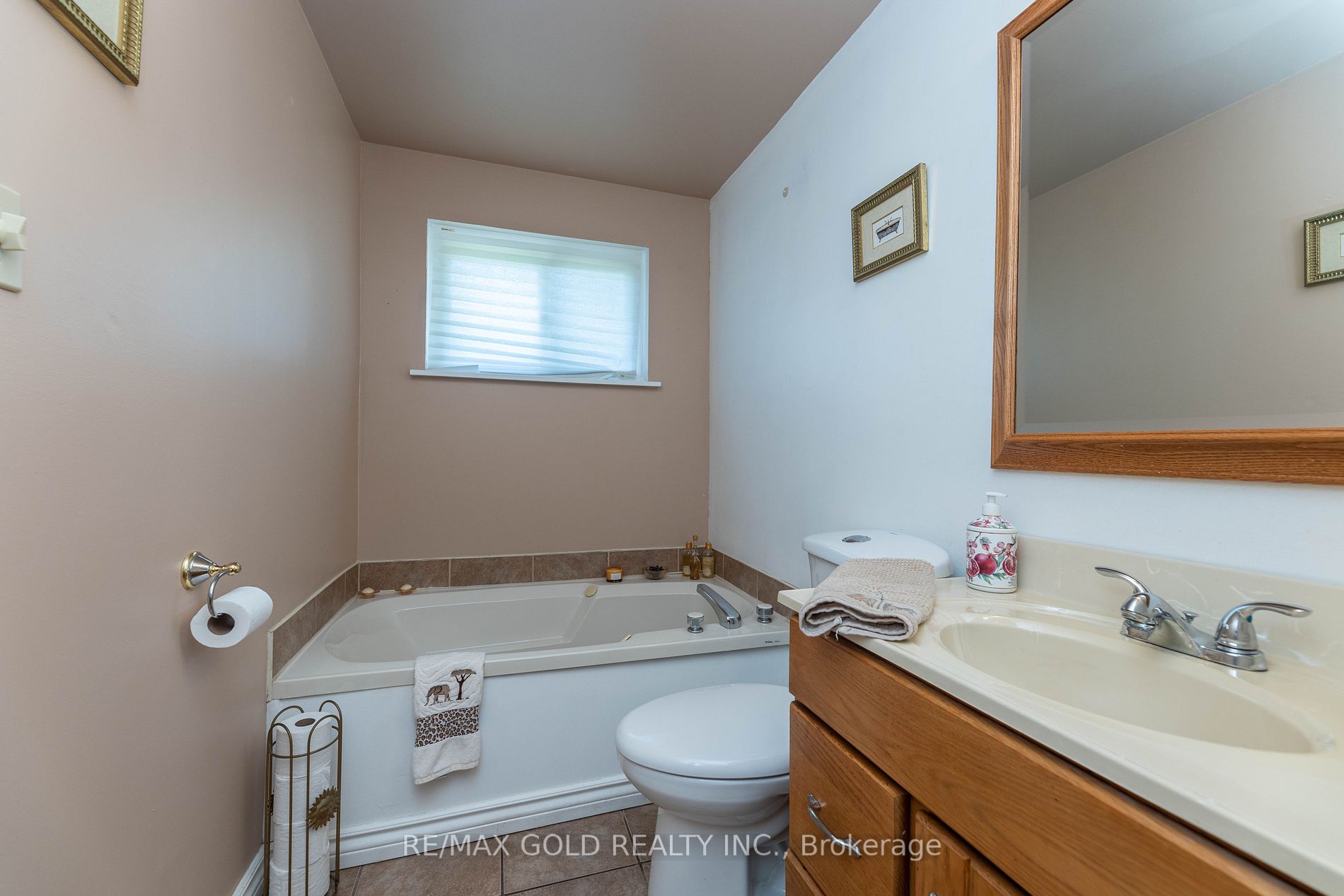 33 Deerfield Cres