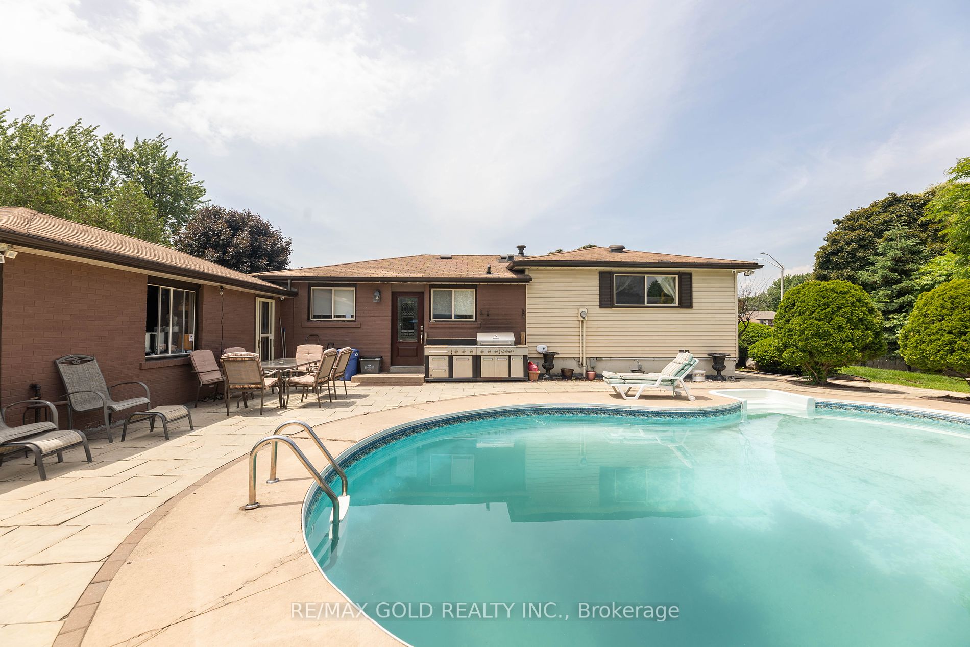 33 Deerfield Cres