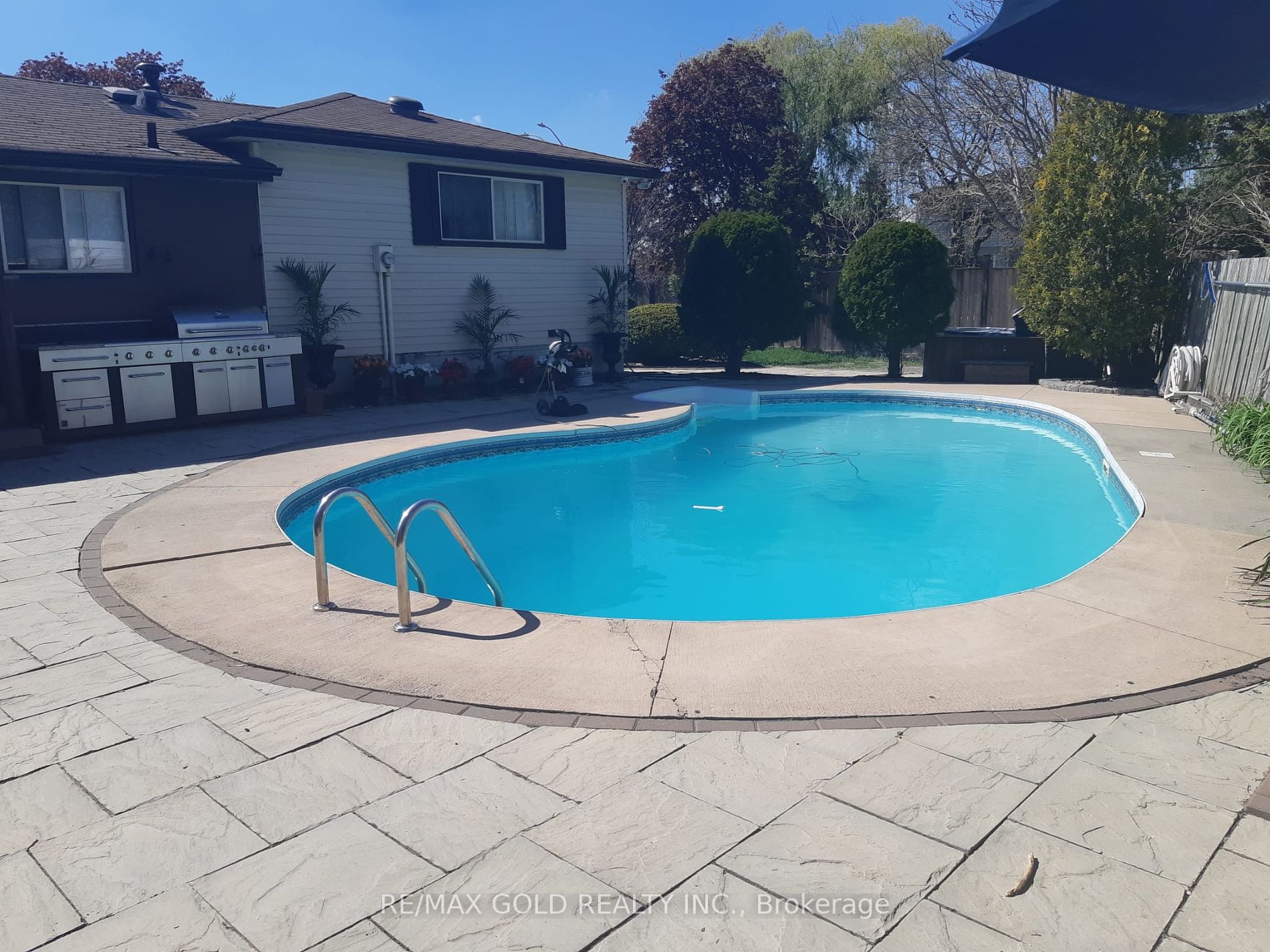 33 Deerfield Cres