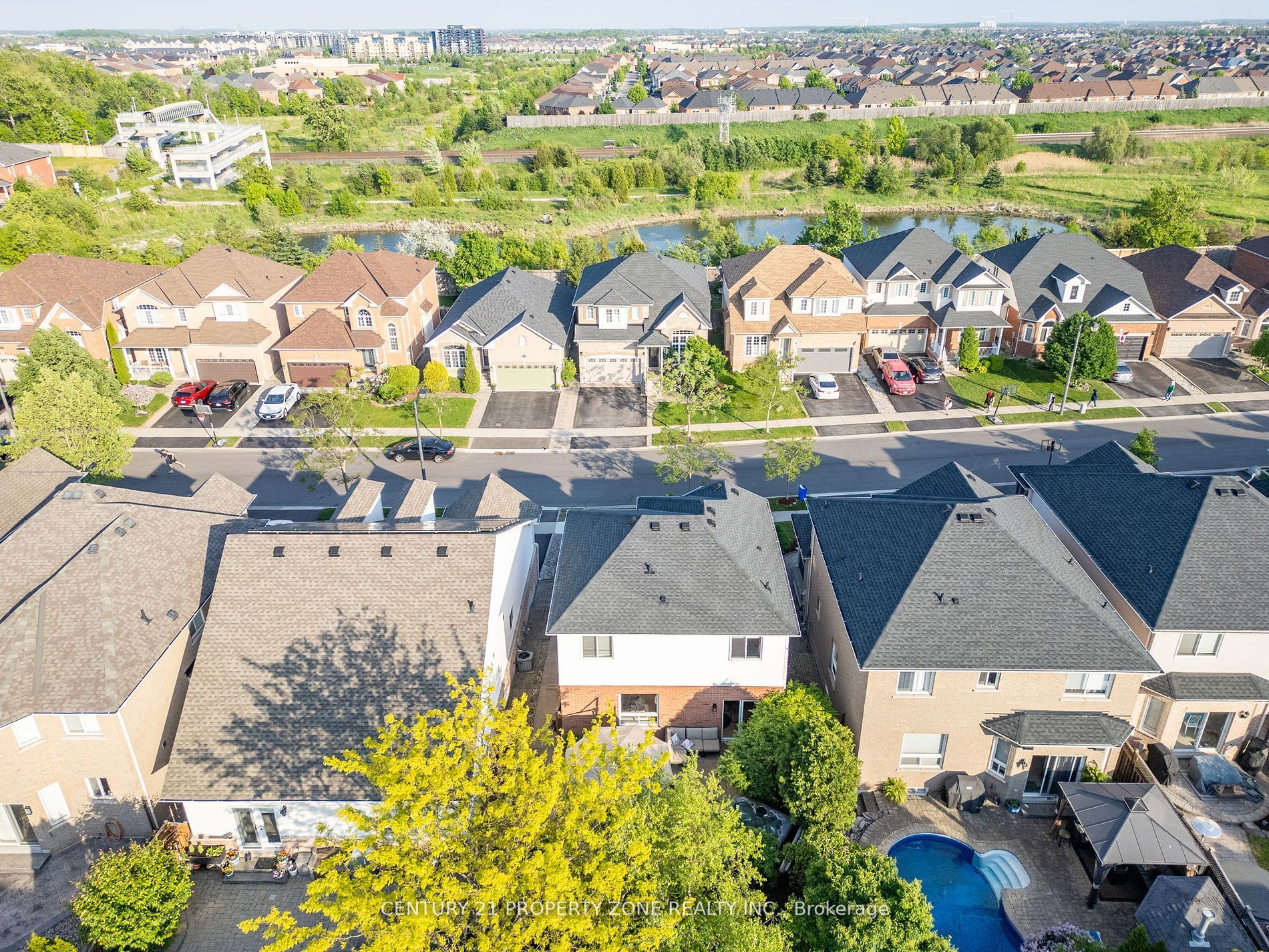214 Ellis Crescent