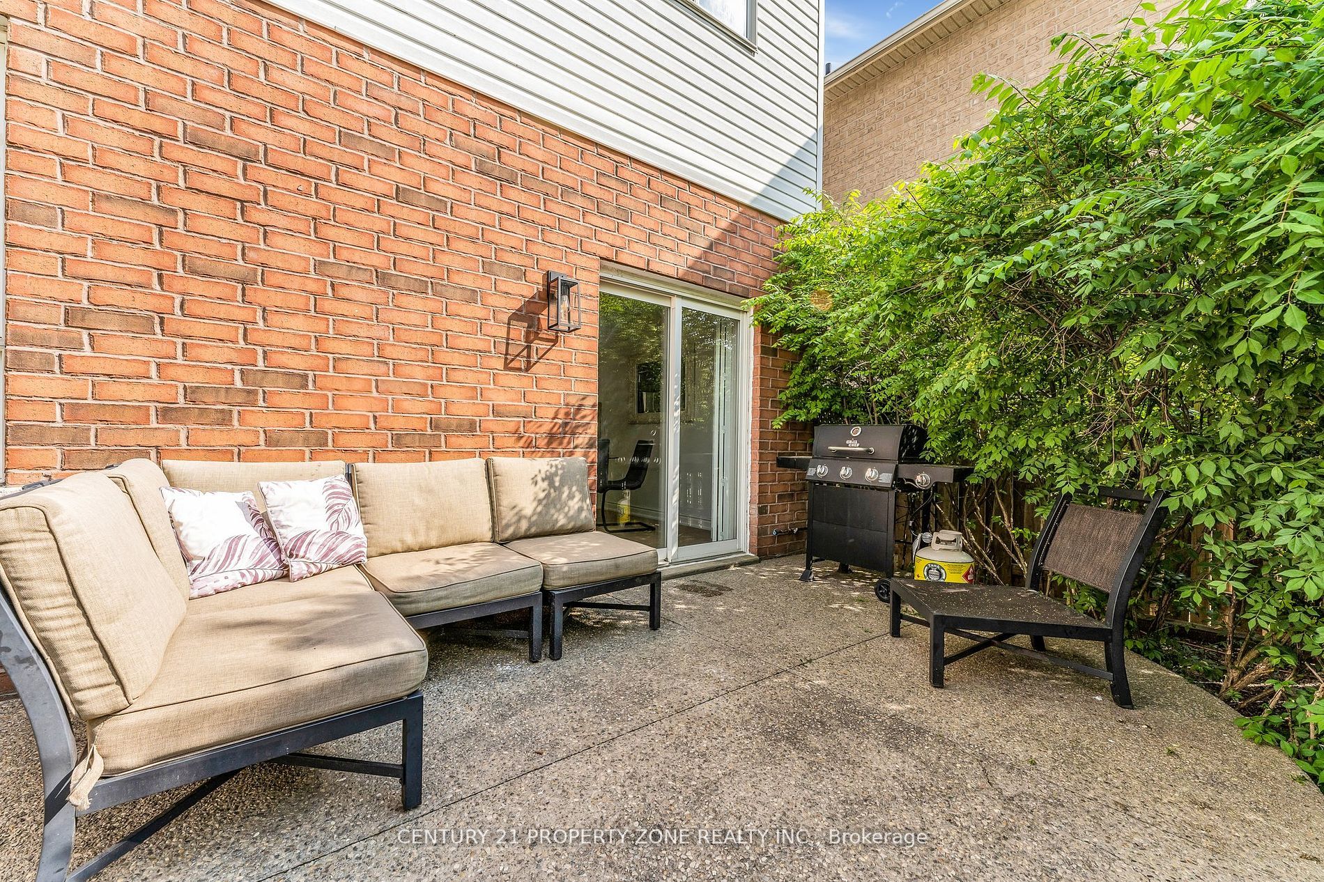 214 Ellis Crescent