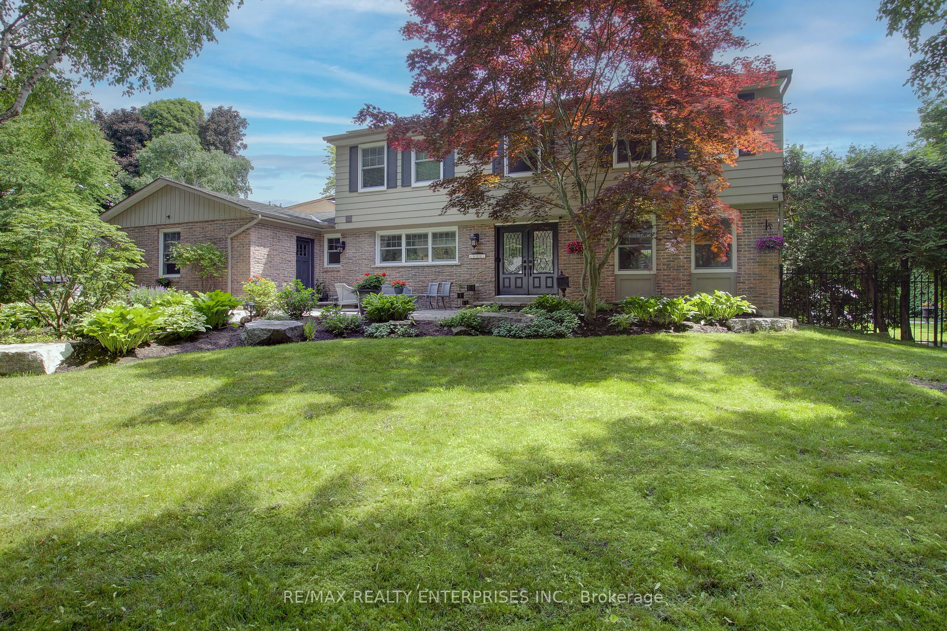 996 Cresthampton Lane