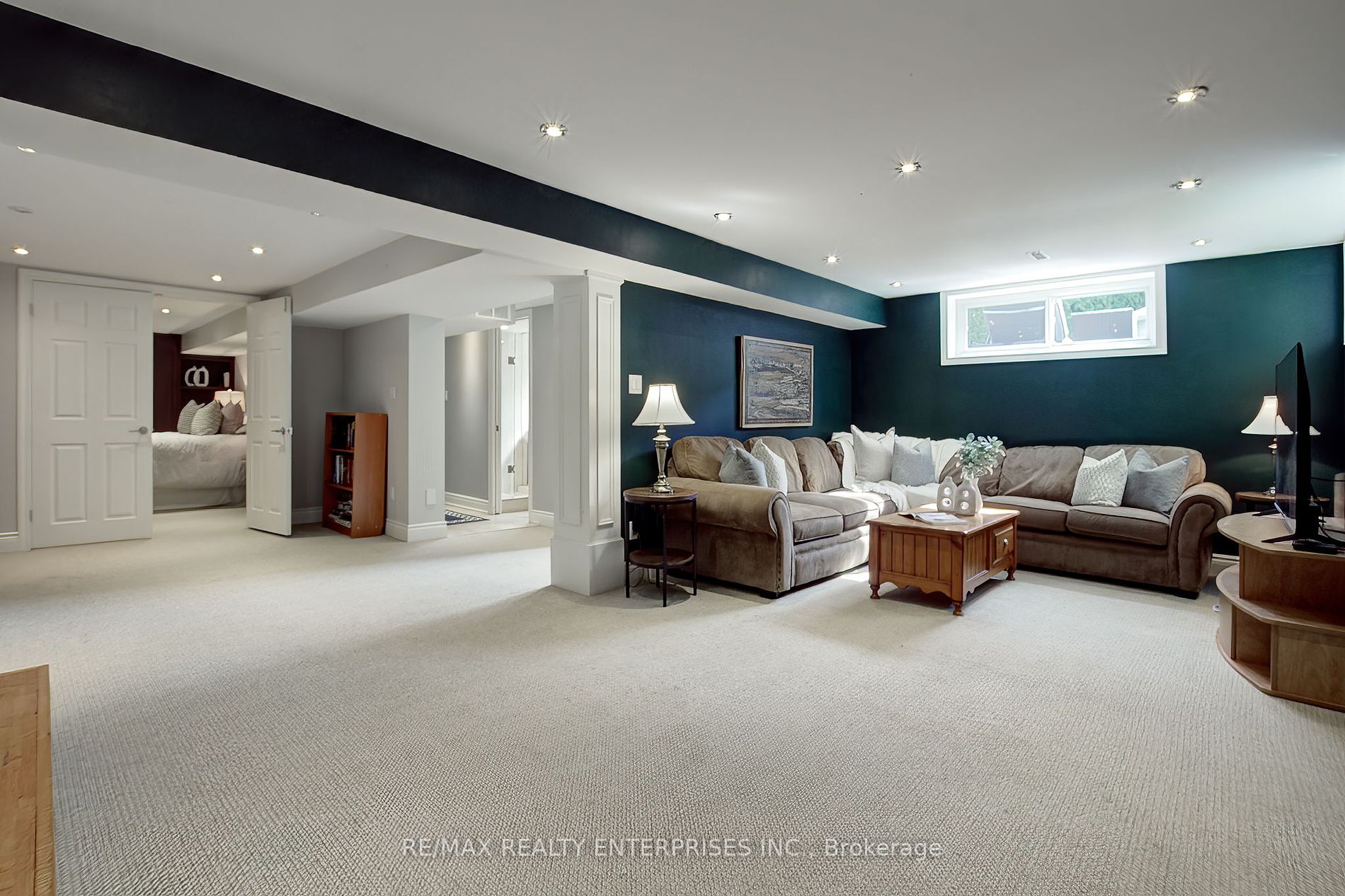996 Cresthampton Lane