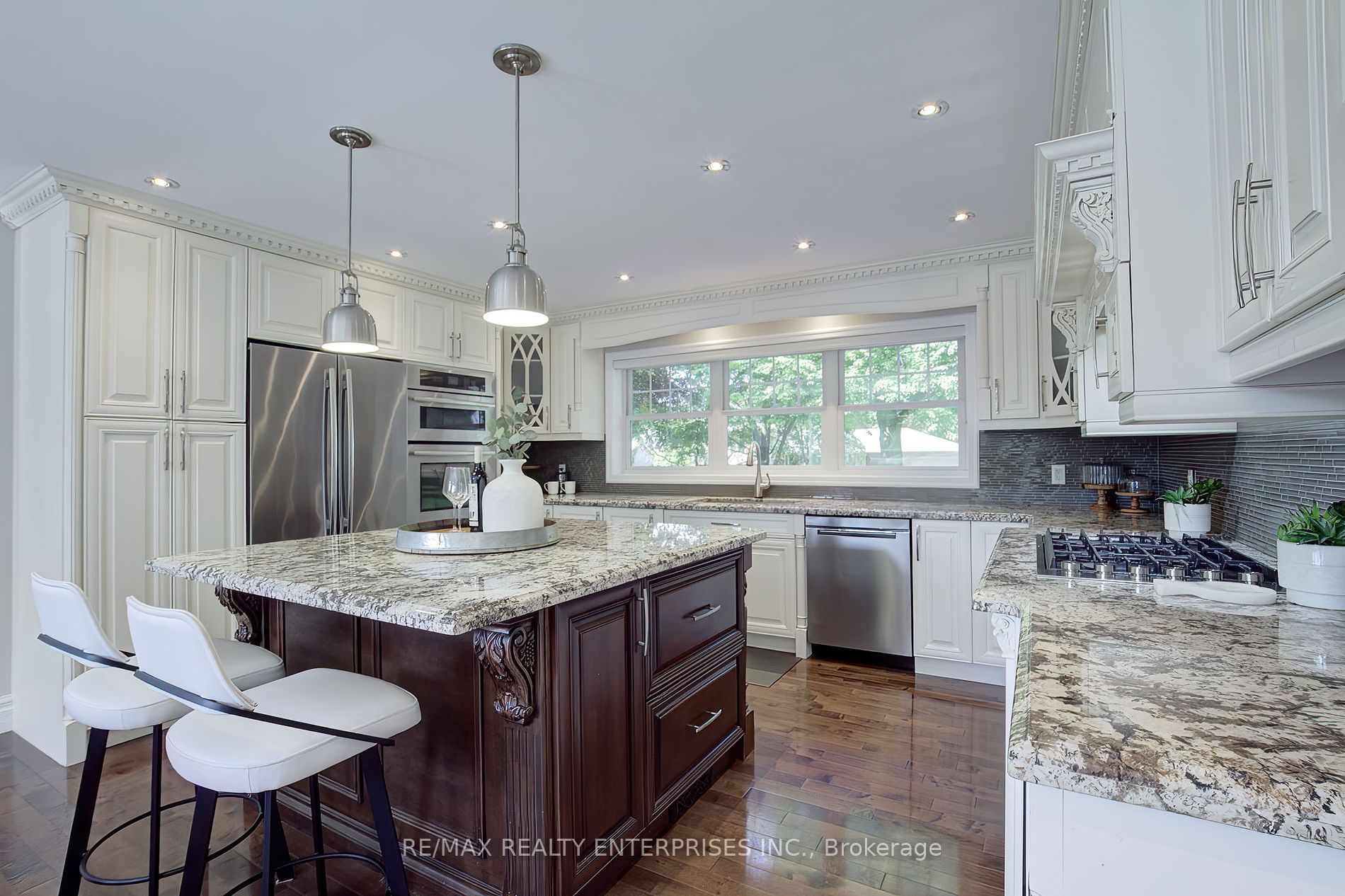 996 Cresthampton Lane