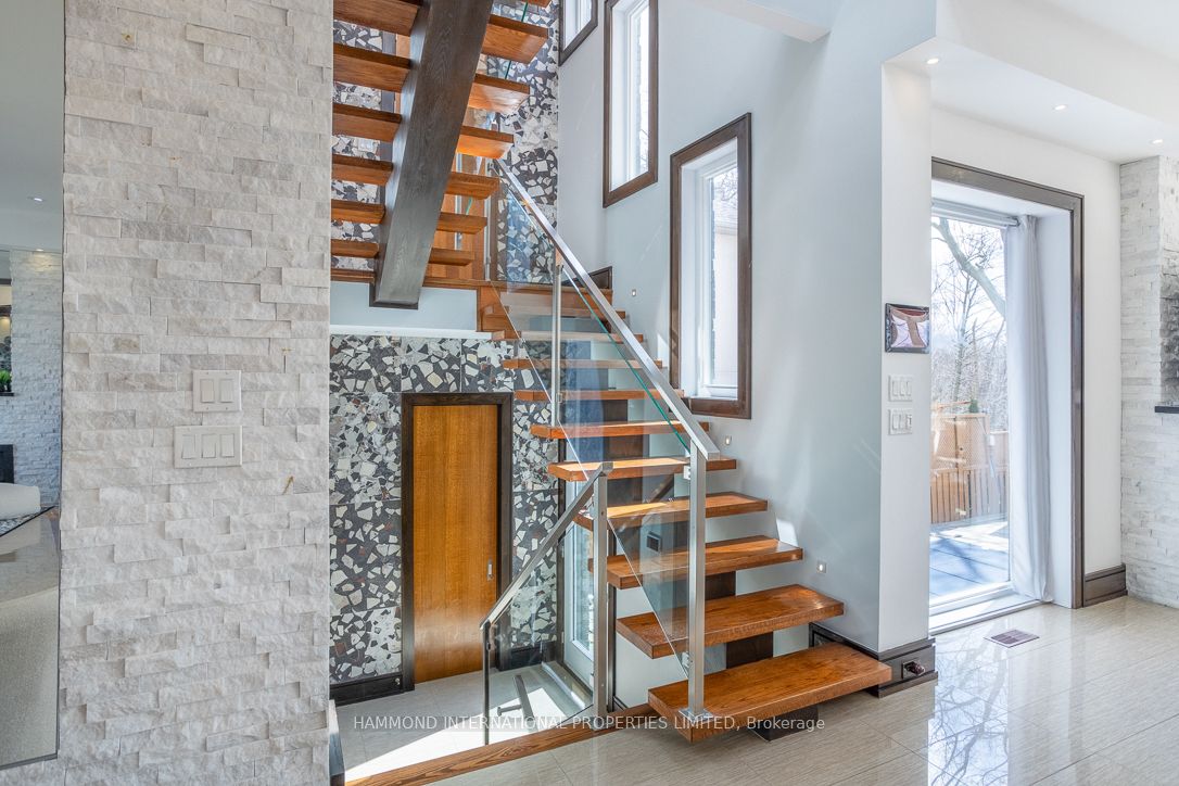 46 Ravenscrest Dr