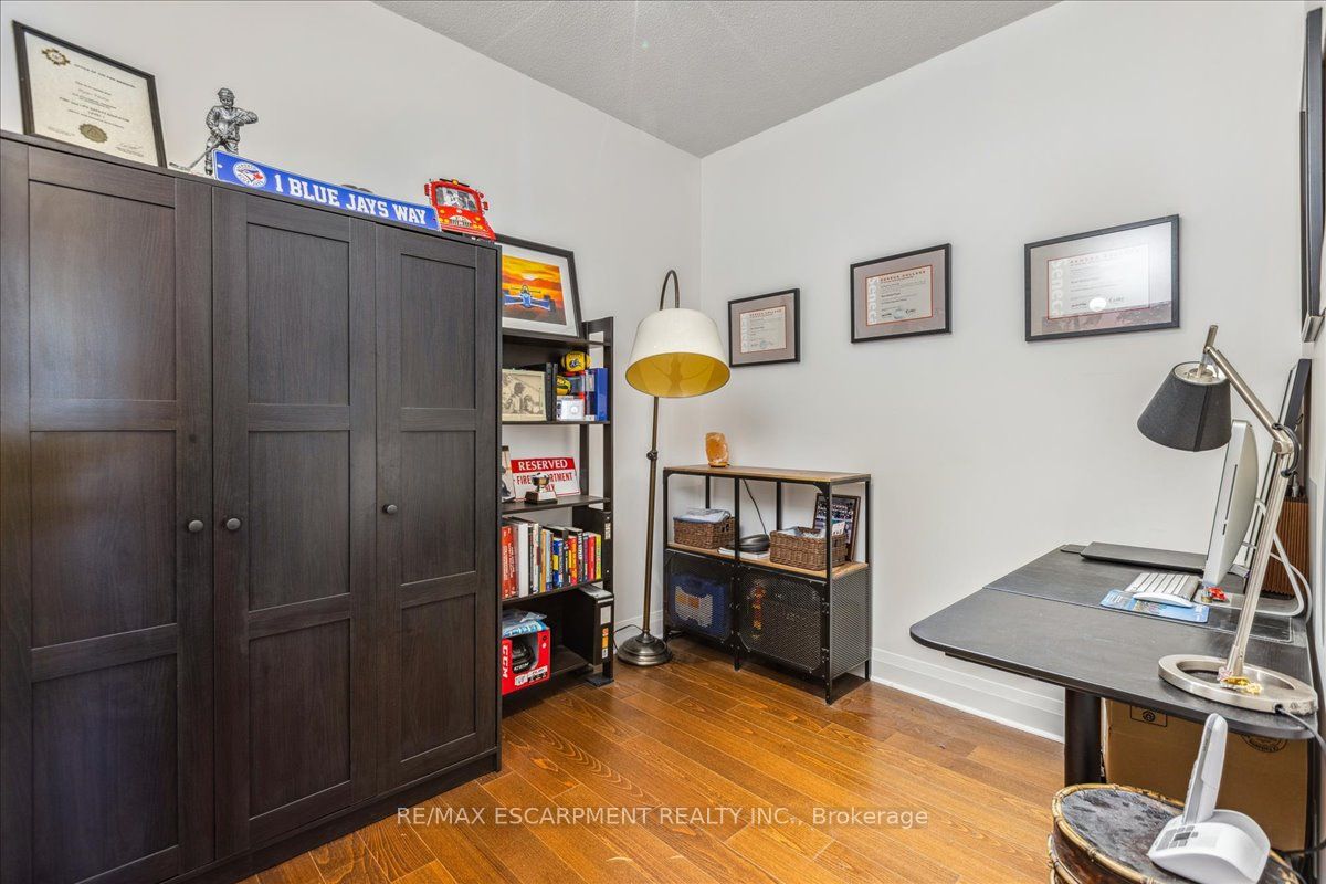 1 Hurontario St, #316