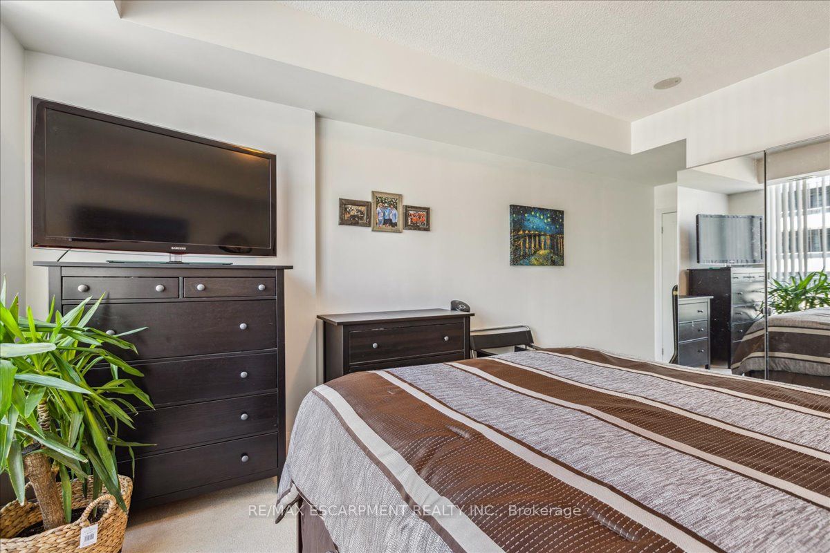 1 Hurontario St, #316