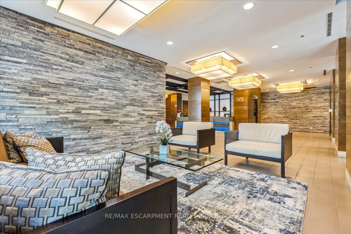 1 Hurontario St, #316