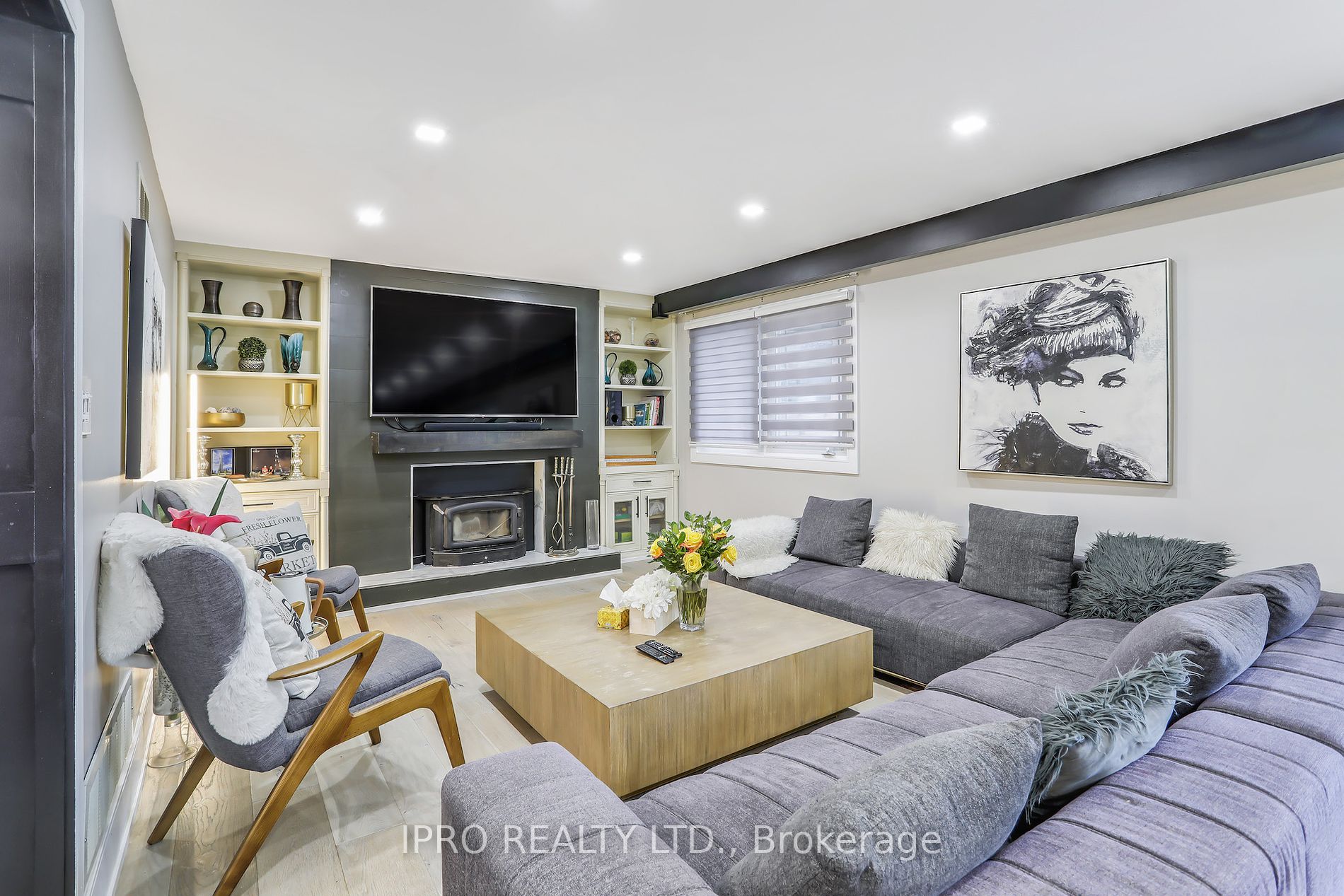 3484 Riverspray Cres