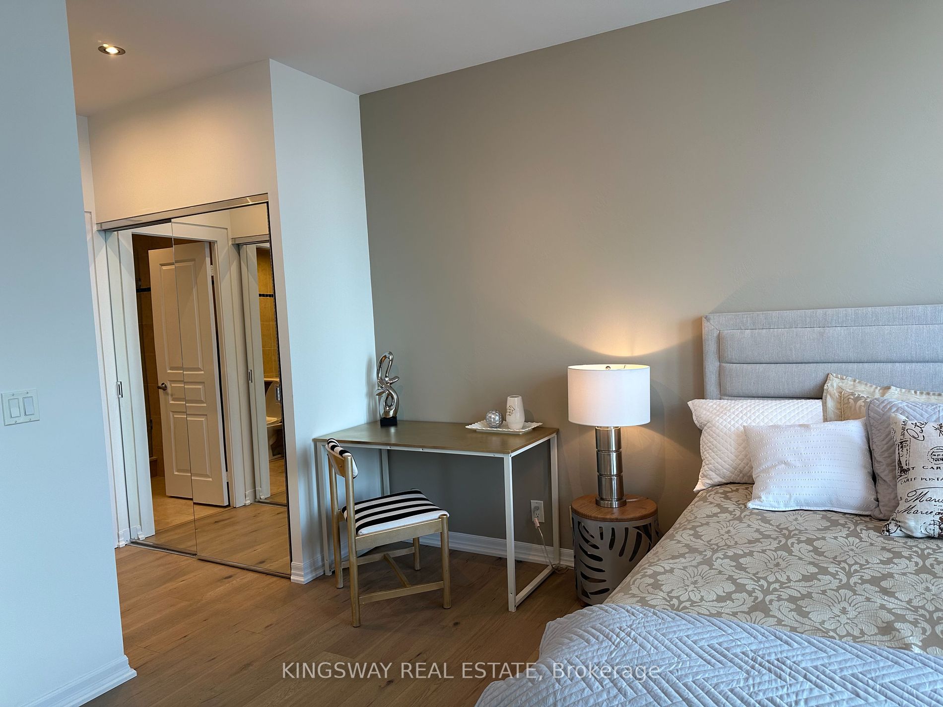 220 Burnhamthorpe Road W #3404