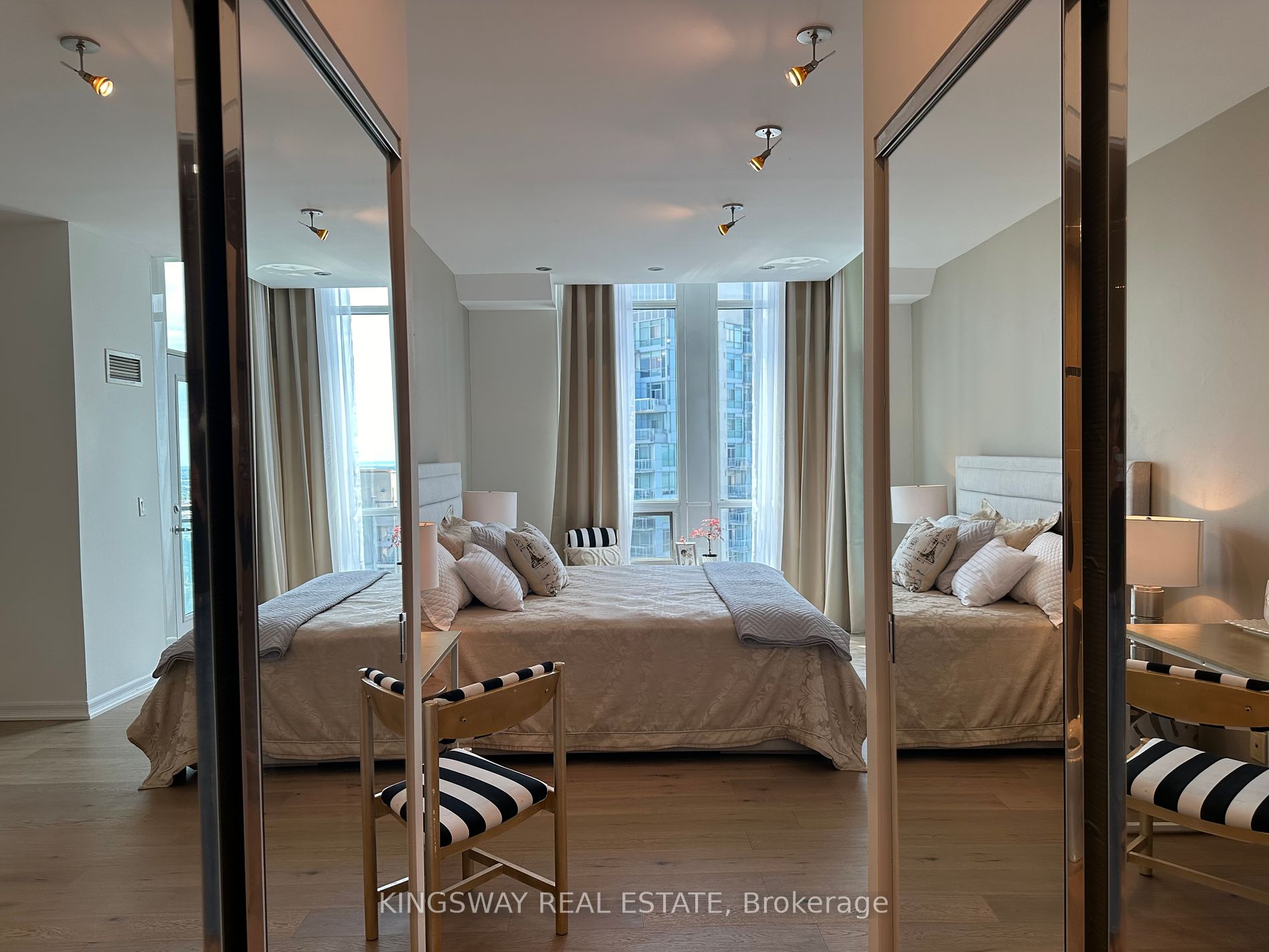 220 Burnhamthorpe Road W #3404