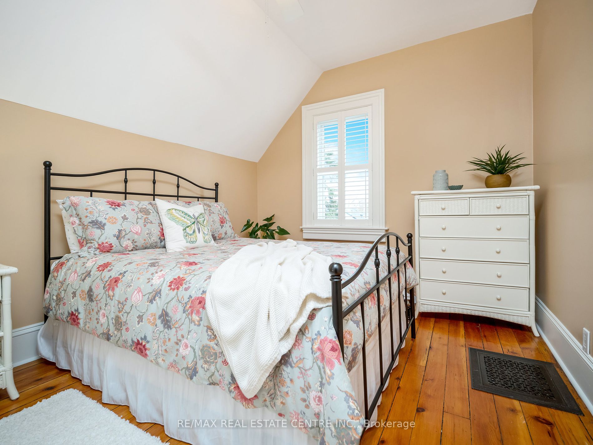 22 Mary St