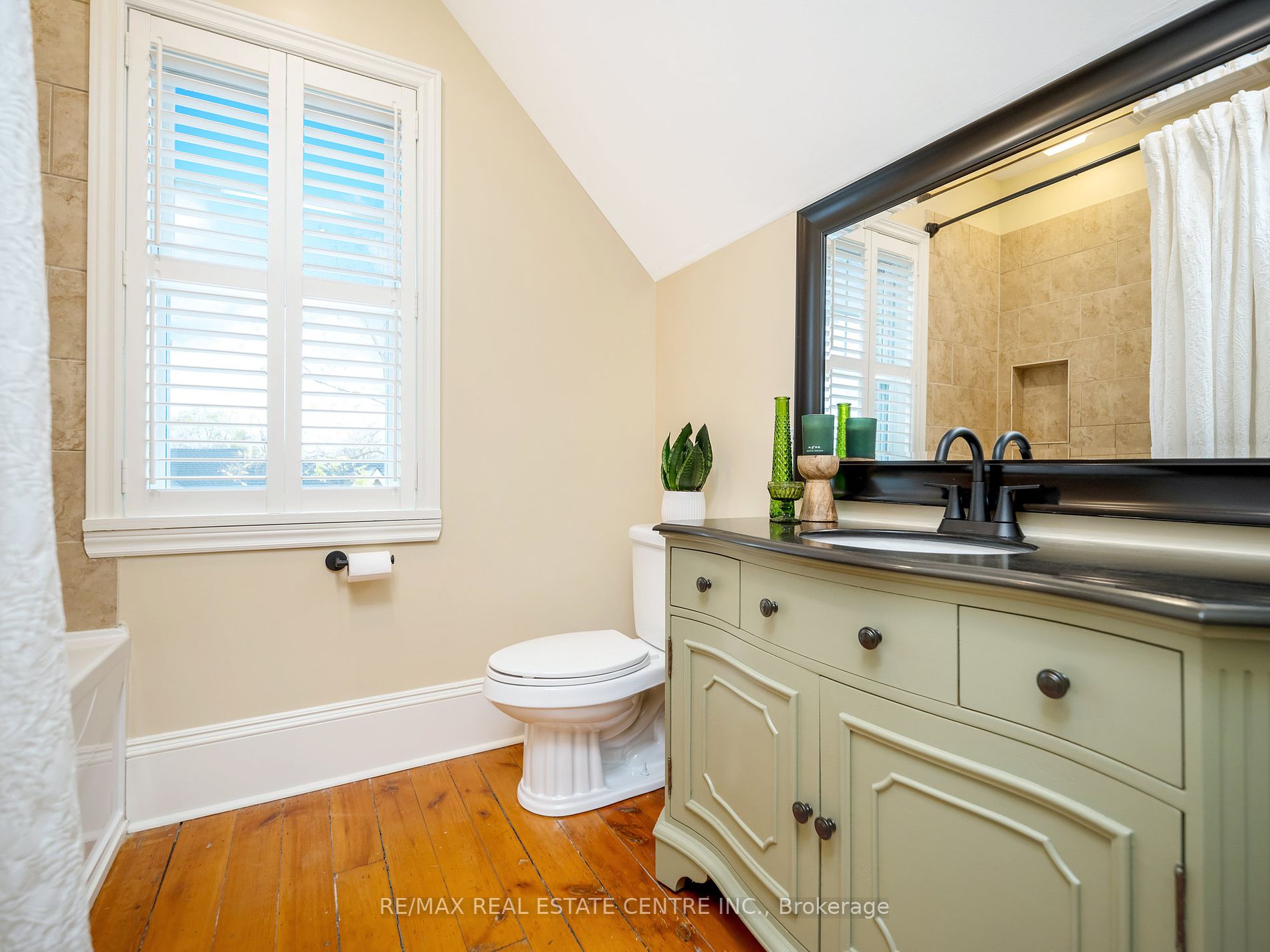22 Mary St