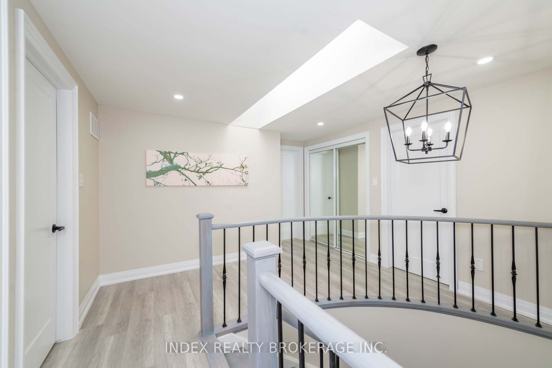 12 Dawnridge Tr