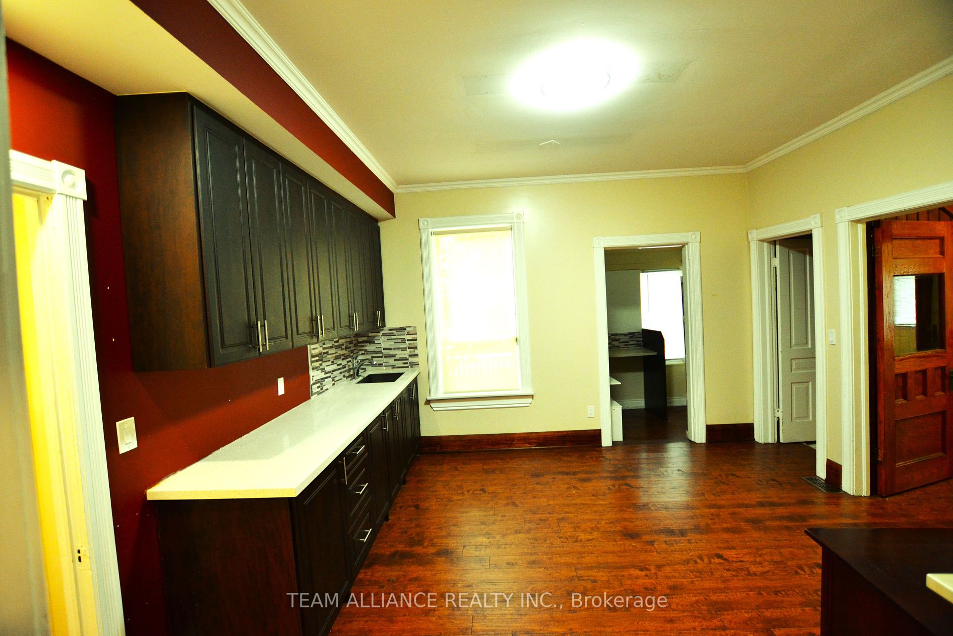 281 Main St N
