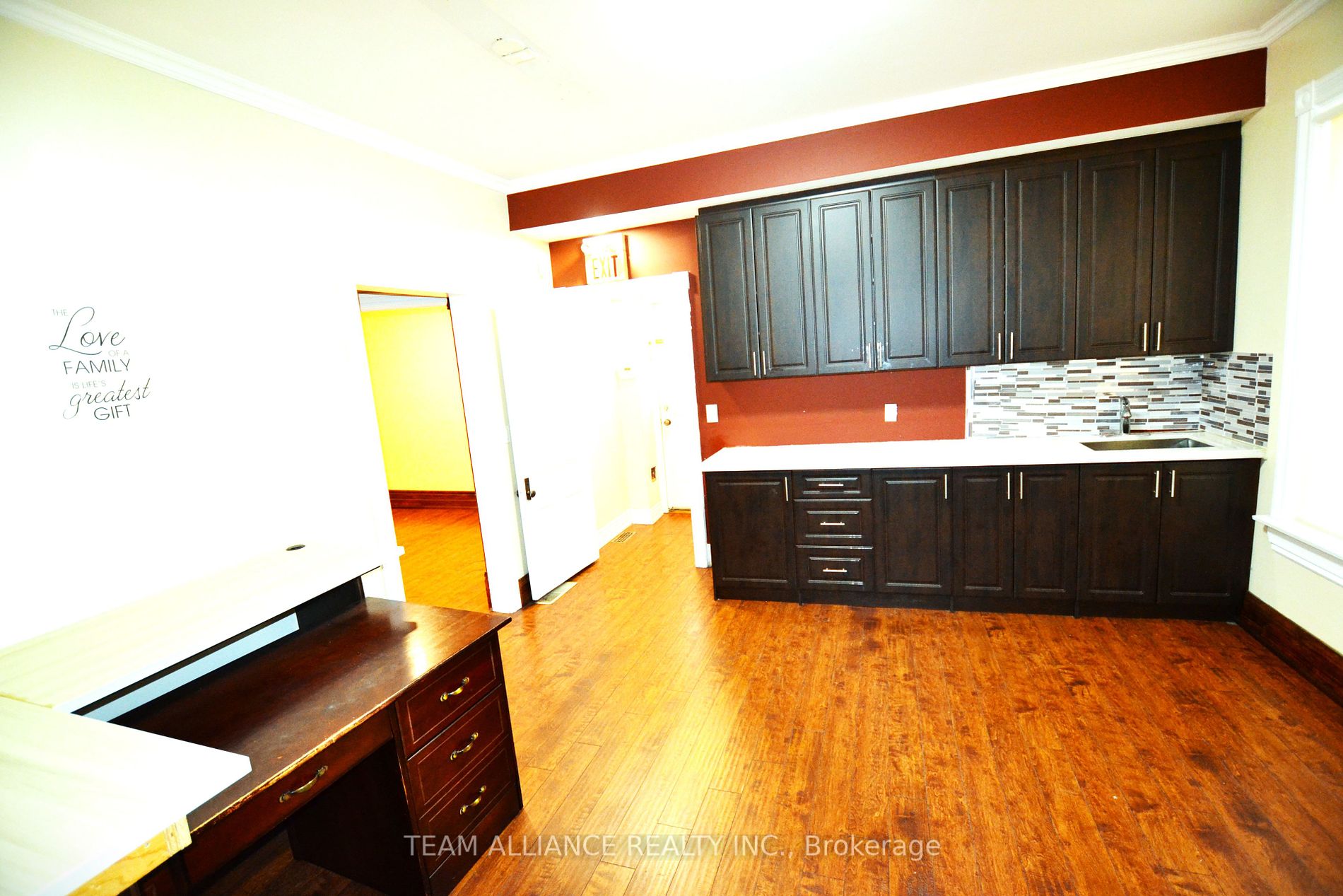 281 Main St N