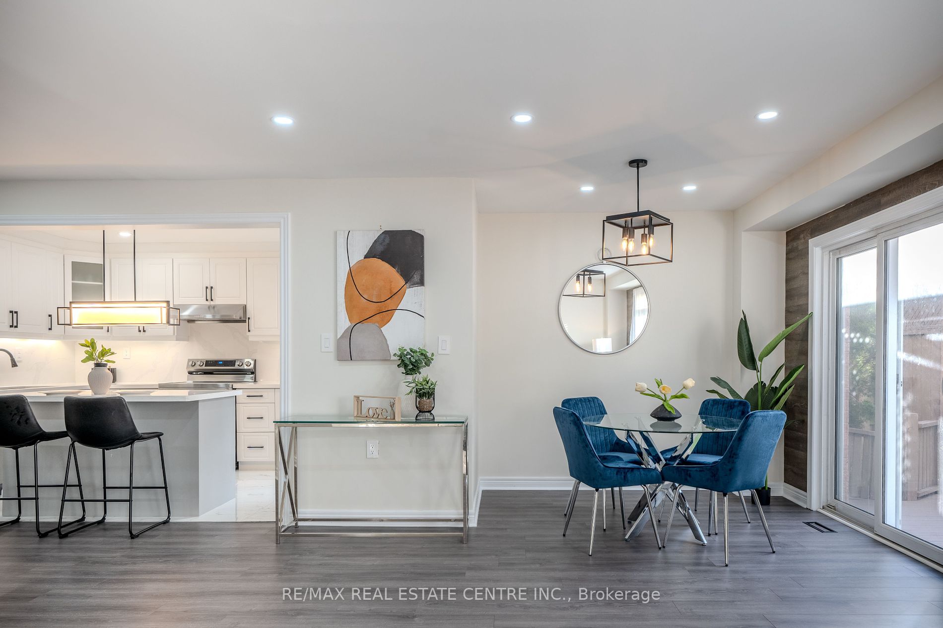 118 Mowat Cres