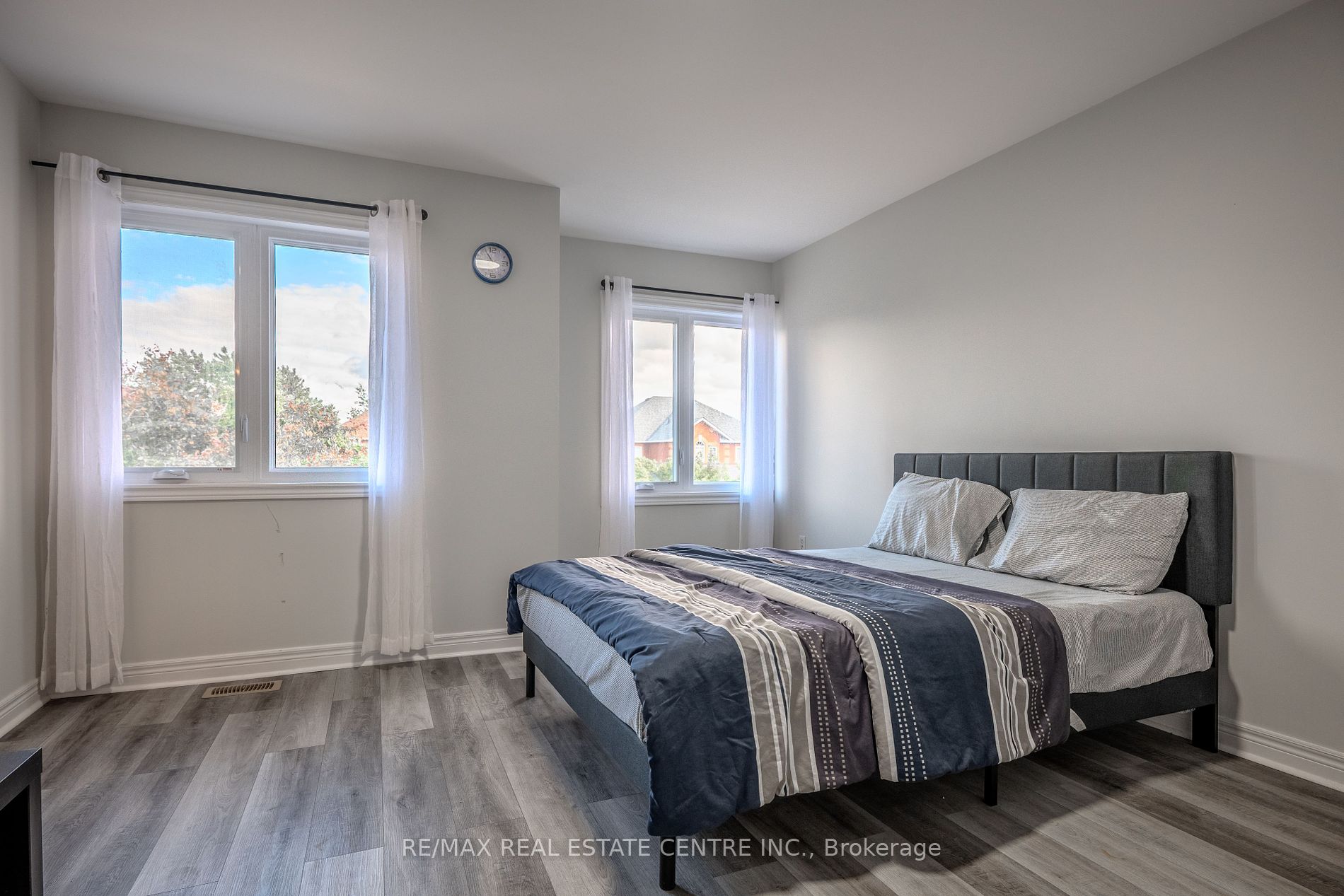 118 Mowat Cres