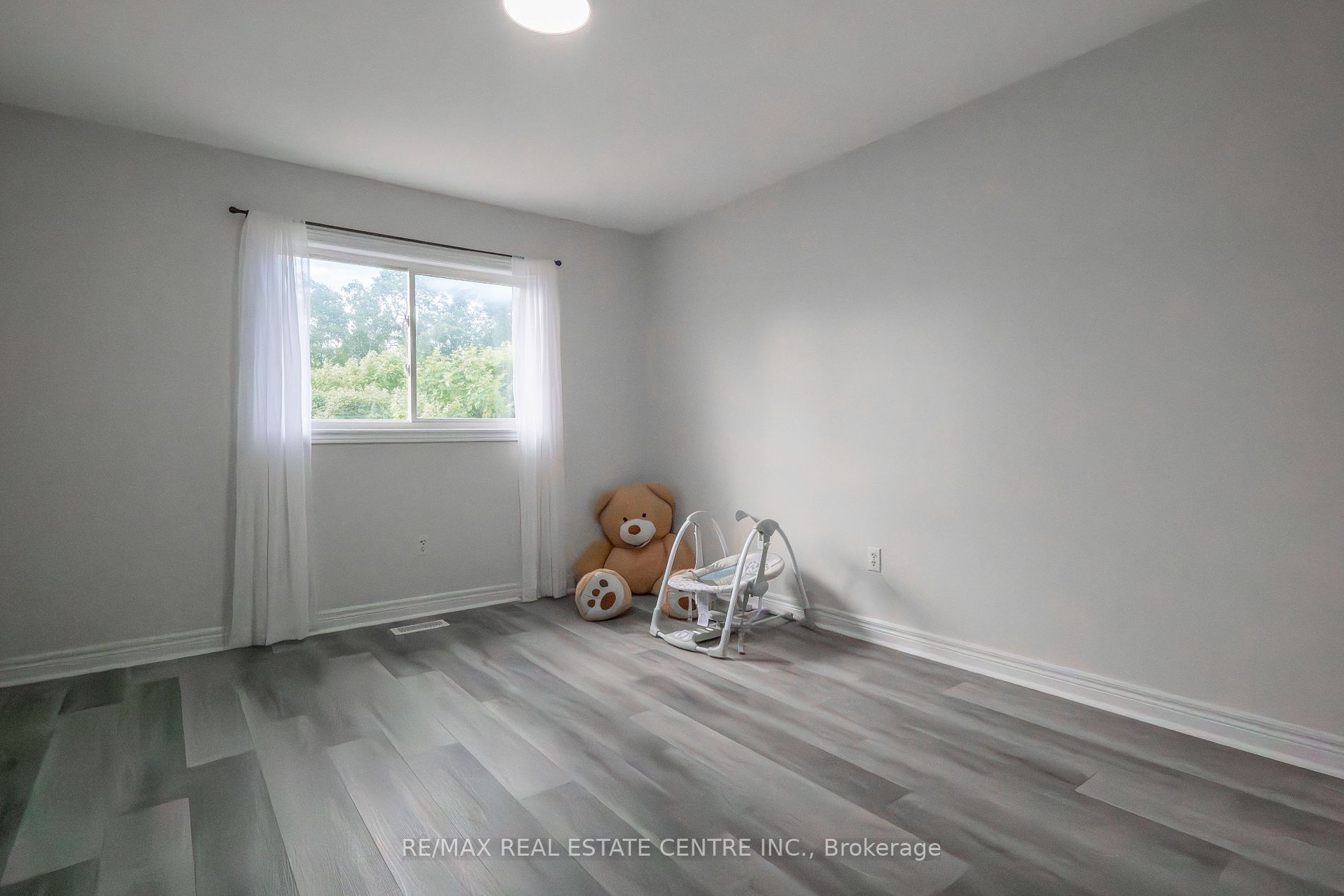 118 Mowat Cres