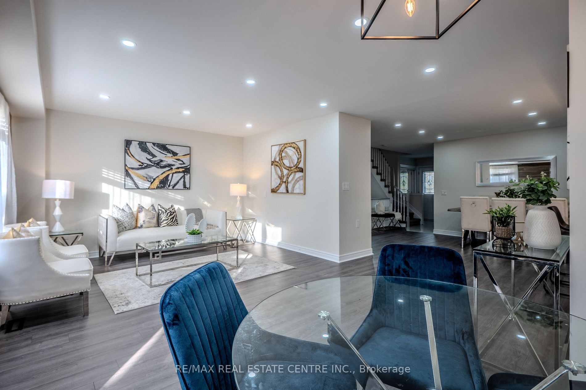 118 Mowat Cres