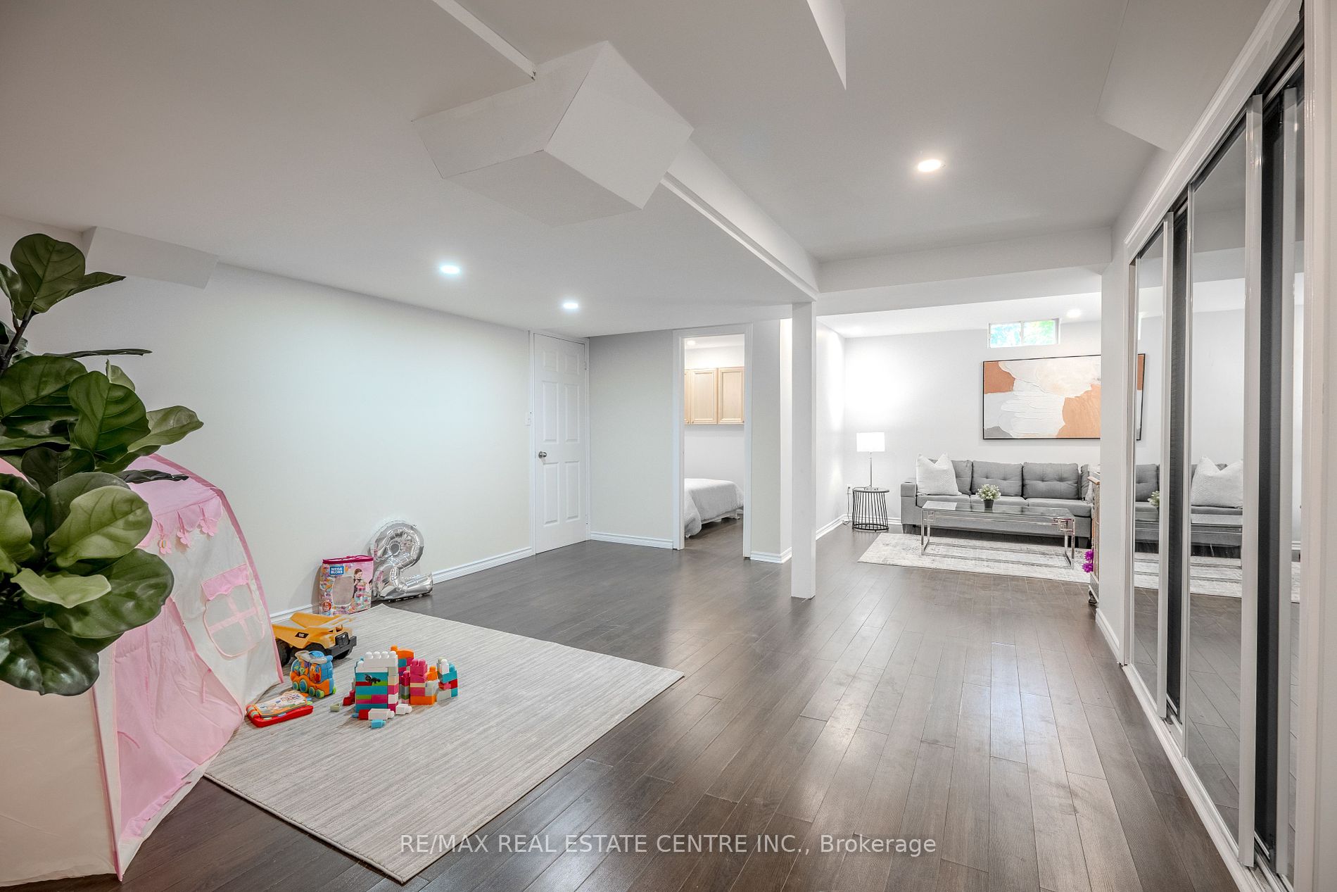 118 Mowat Cres
