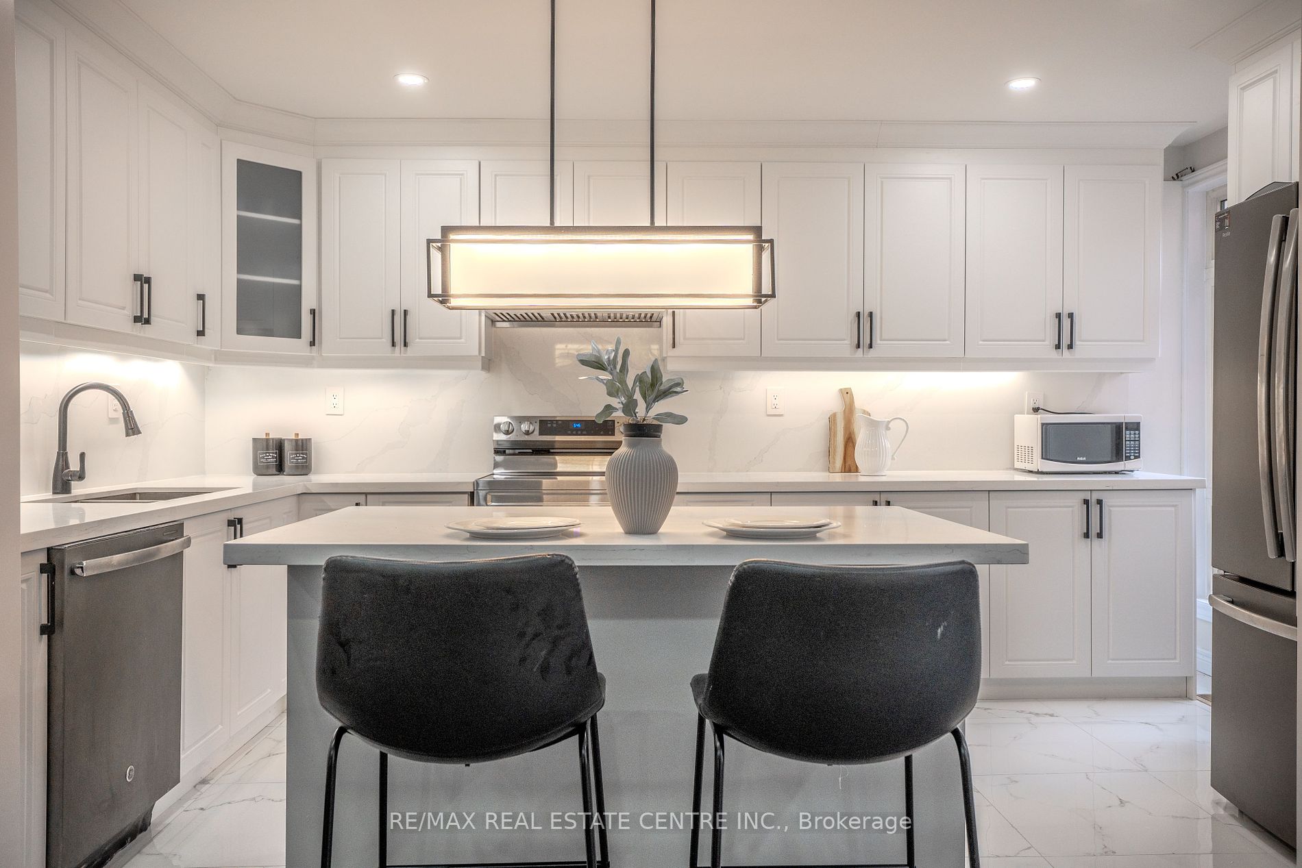 118 Mowat Cres