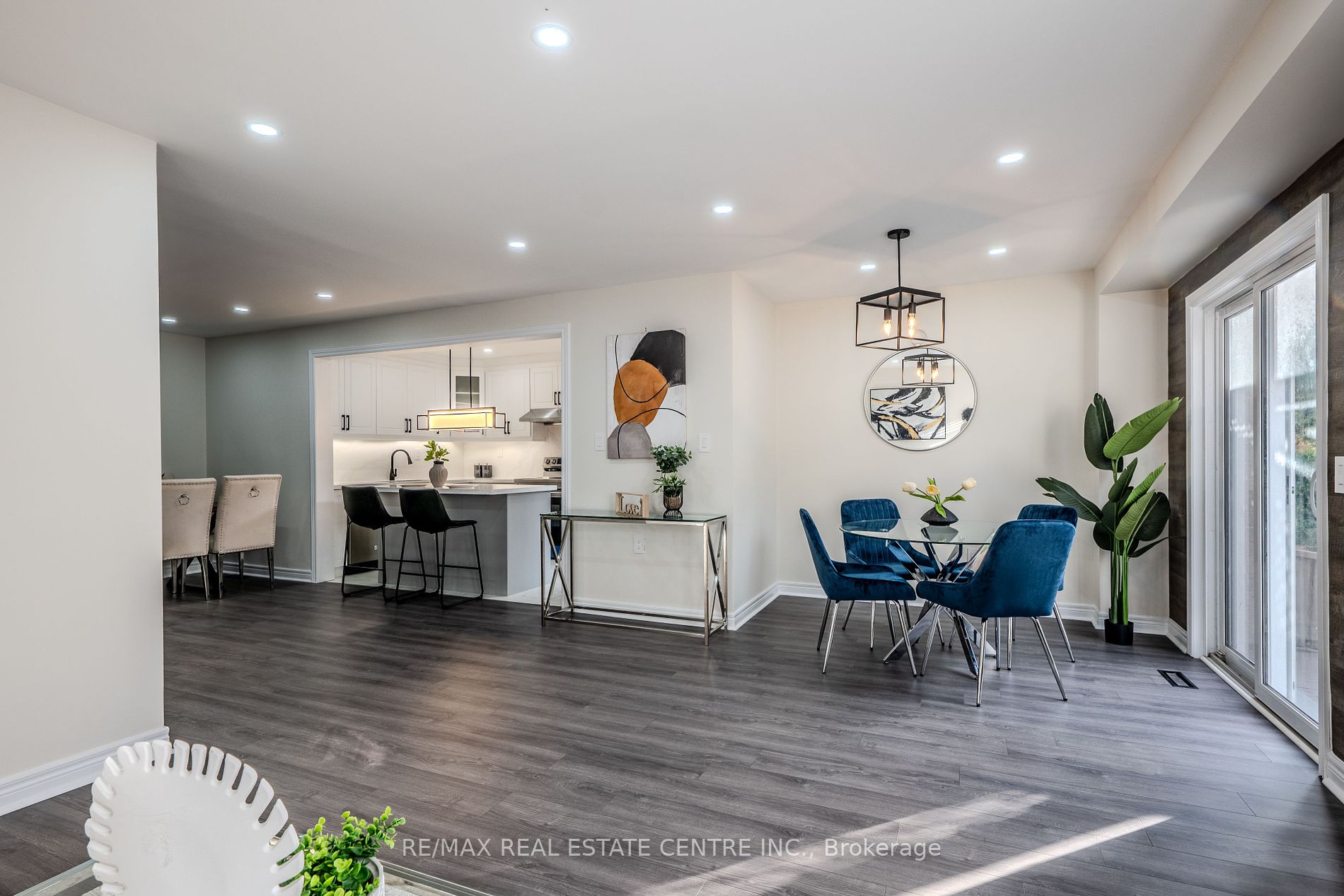 118 Mowat Cres