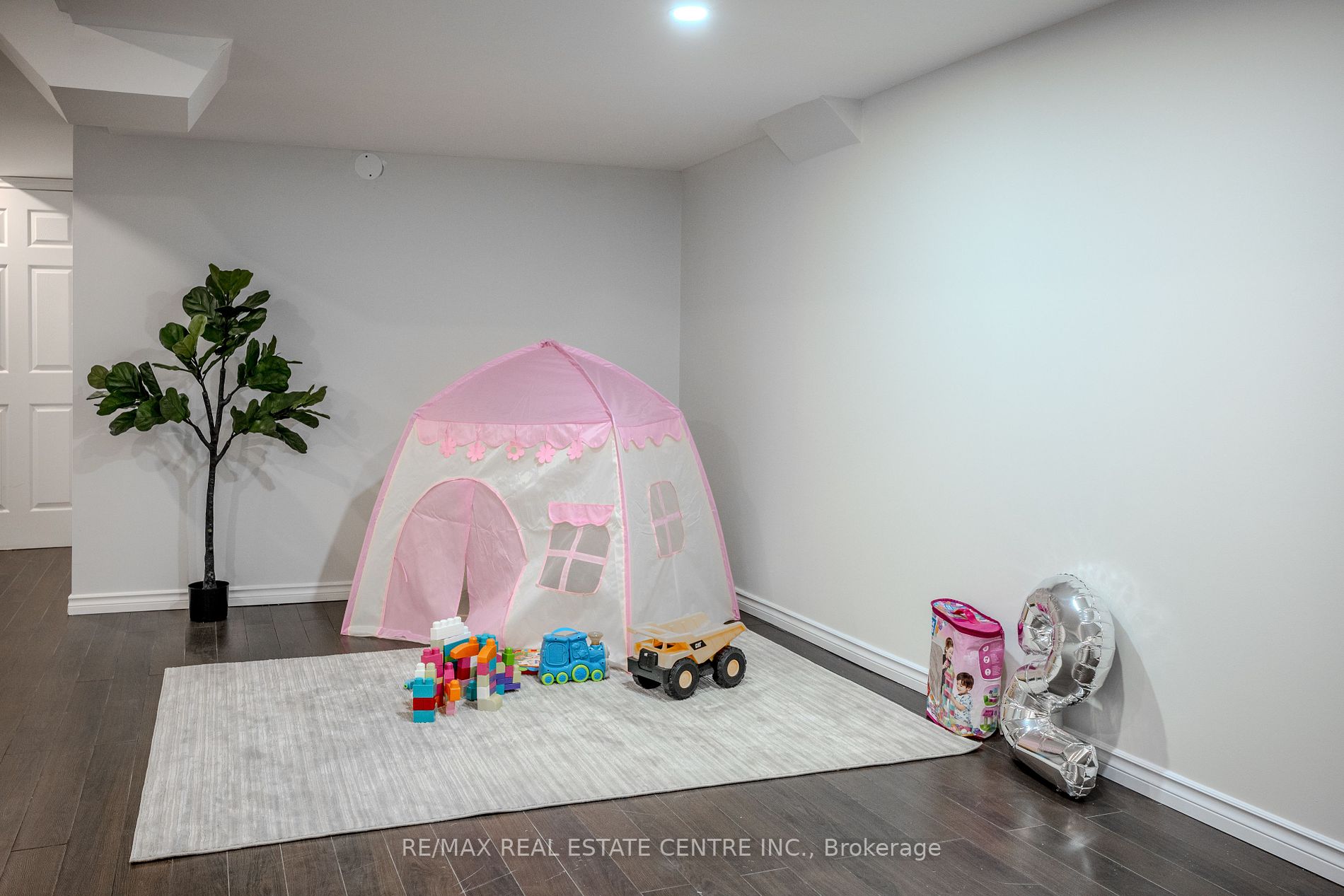 118 Mowat Cres
