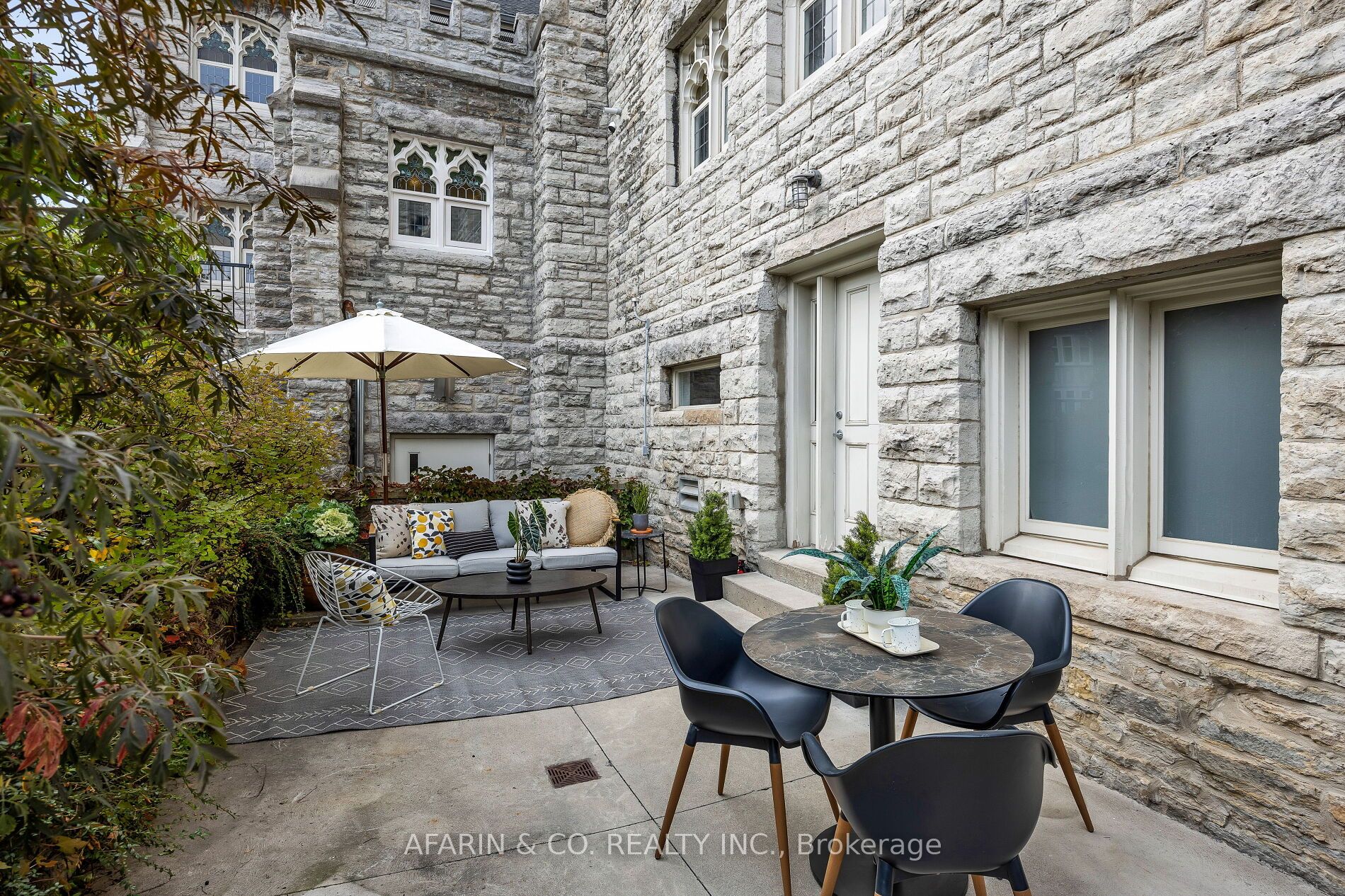 384 Sunnyside Avenue, #101