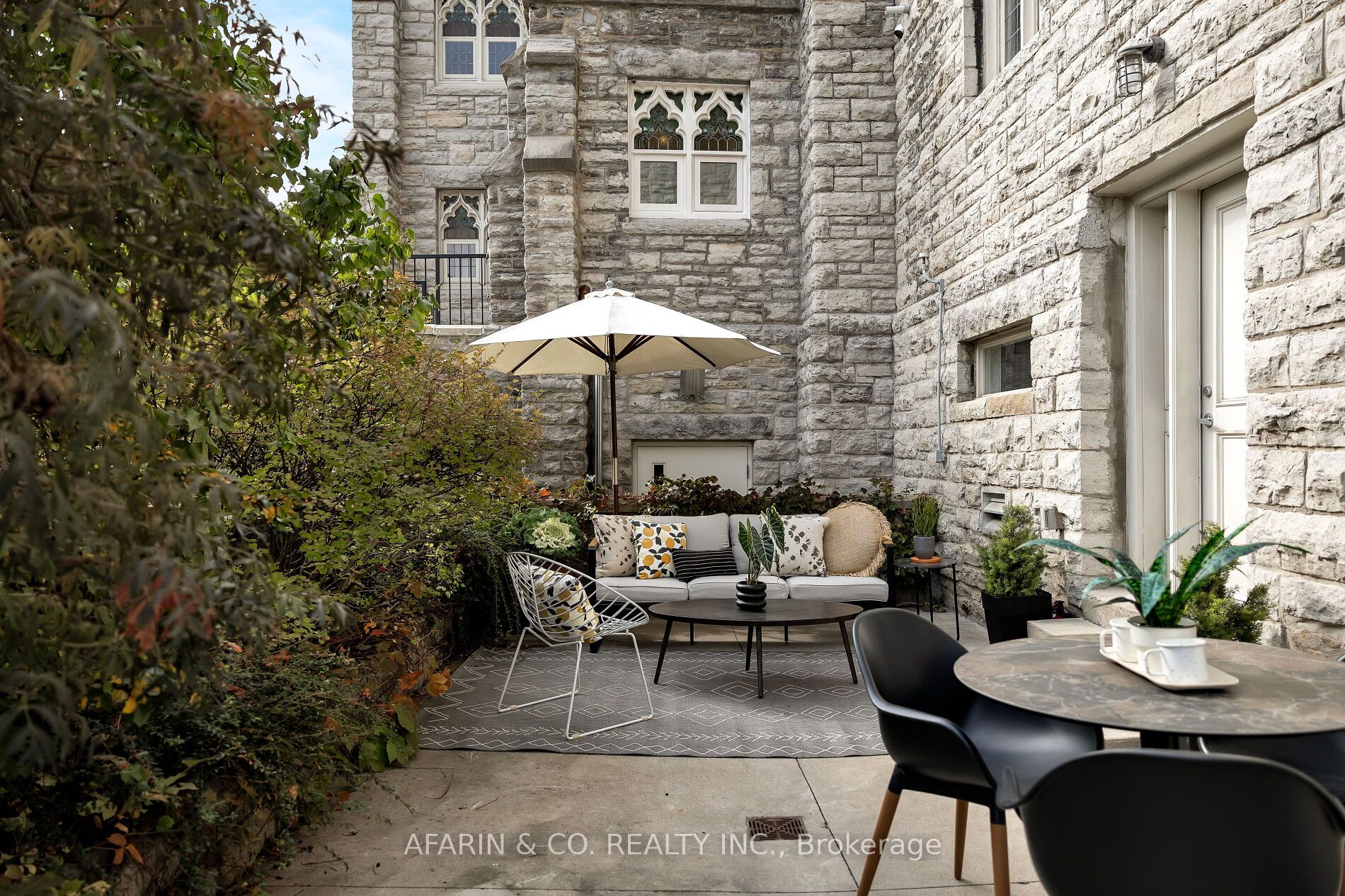 384 Sunnyside Avenue, #101