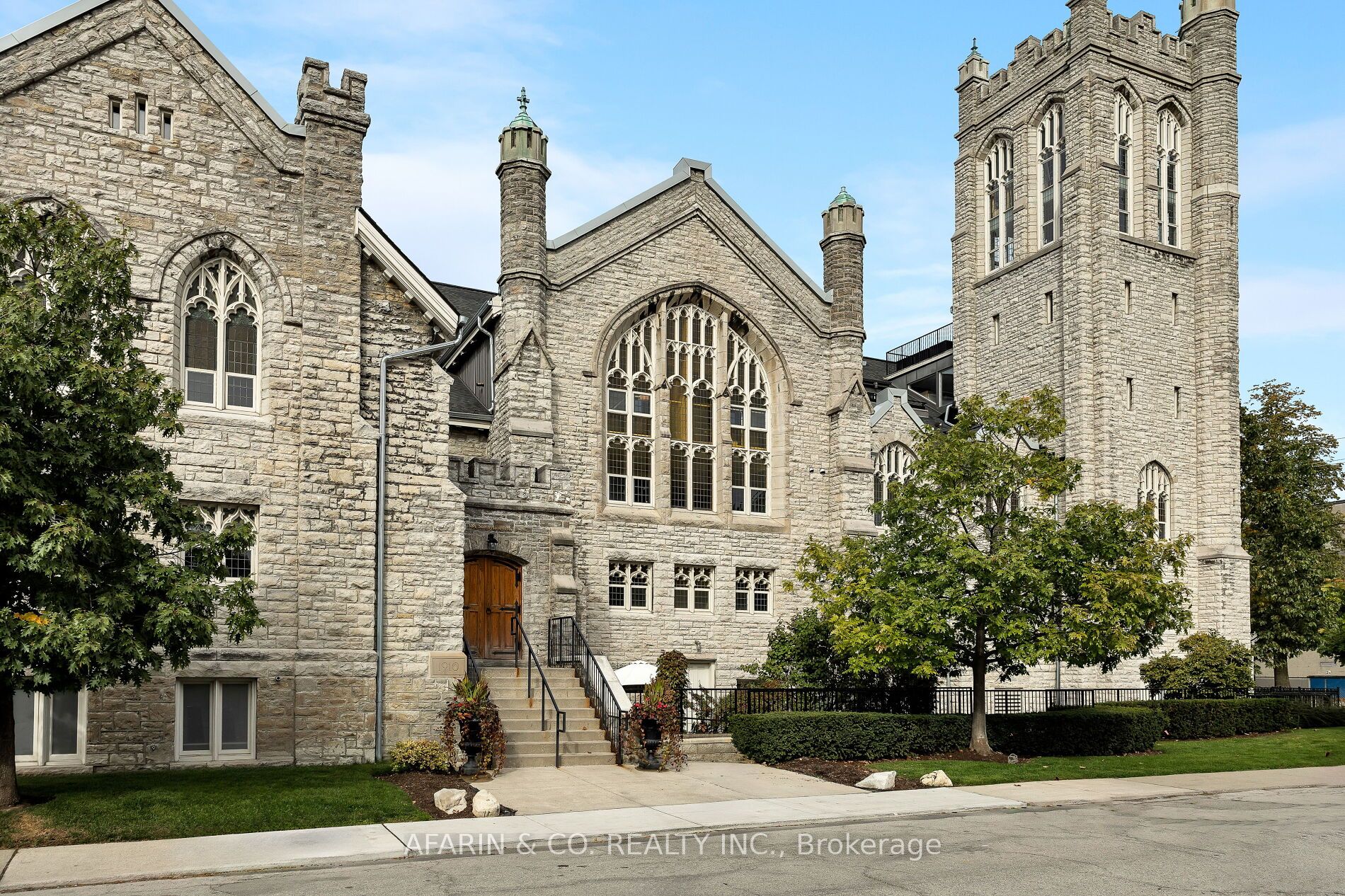 384 Sunnyside Avenue, #101