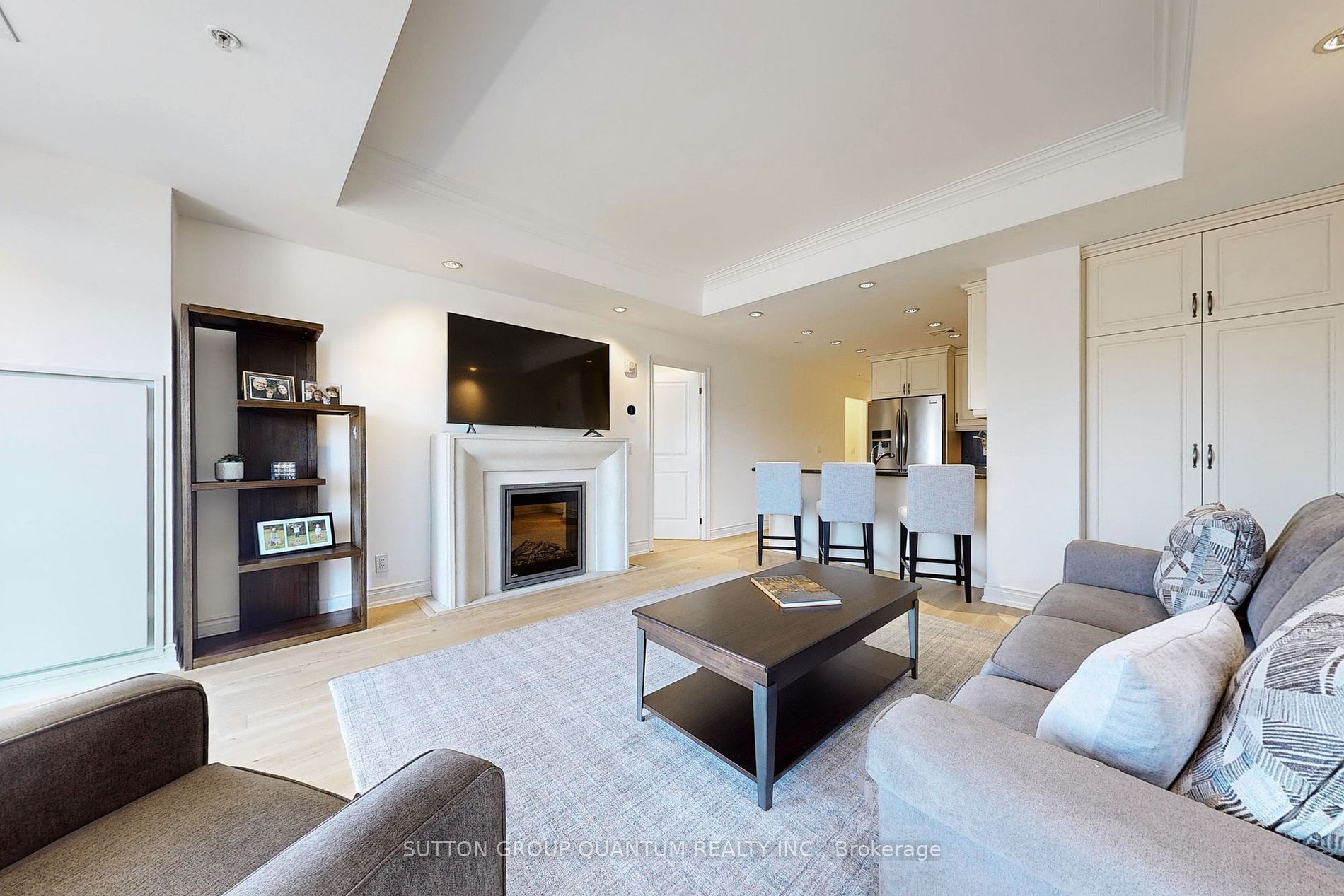 205 Lakeshore Rd W, #304