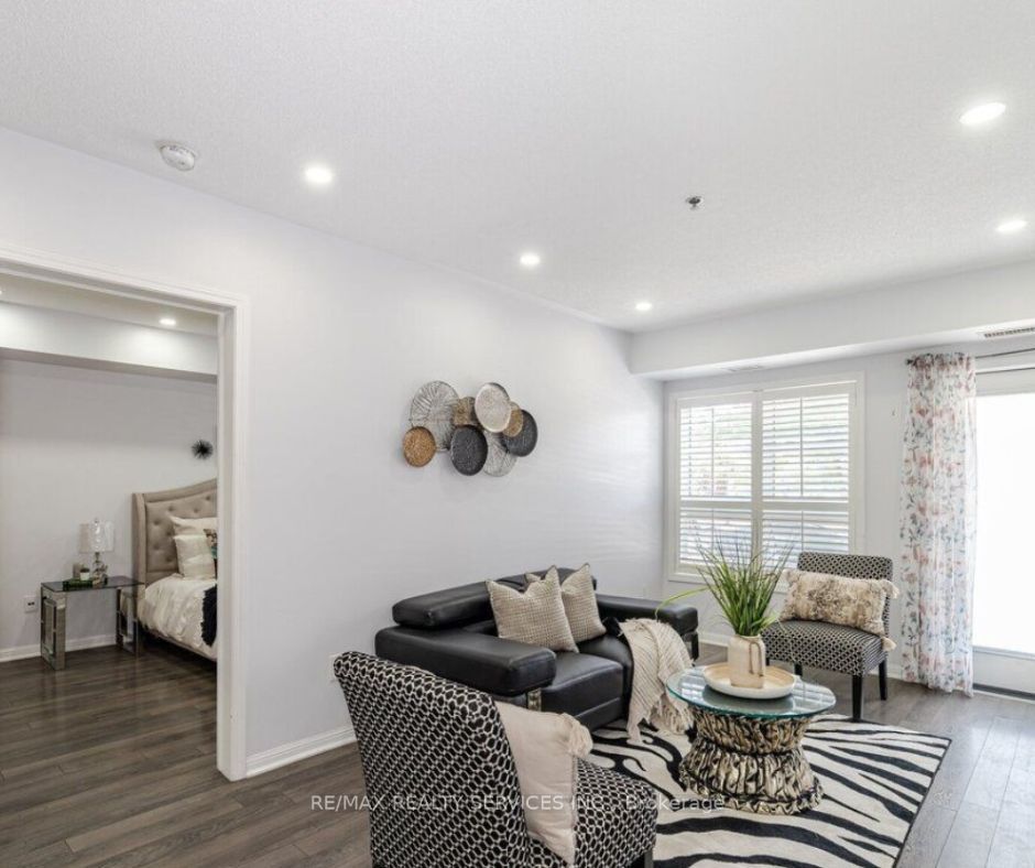 70 Baycliffe Cres, #106