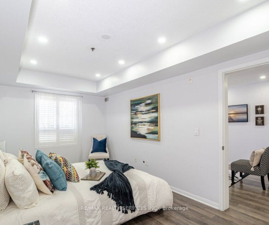 70 Baycliffe Cres, #106
