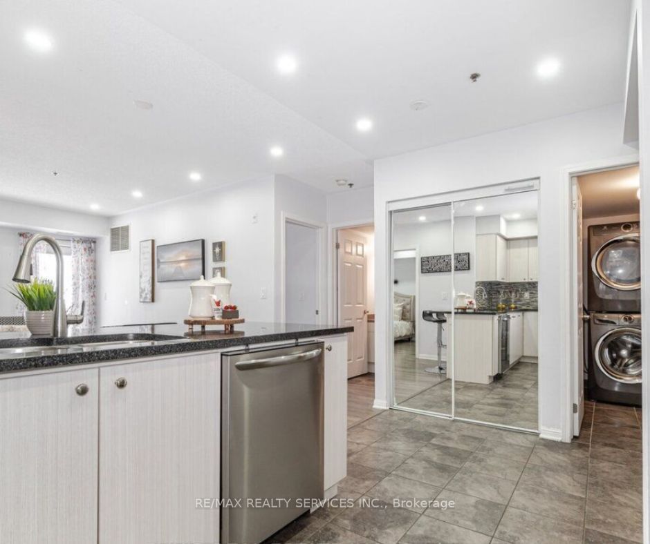 70 Baycliffe Cres, #106