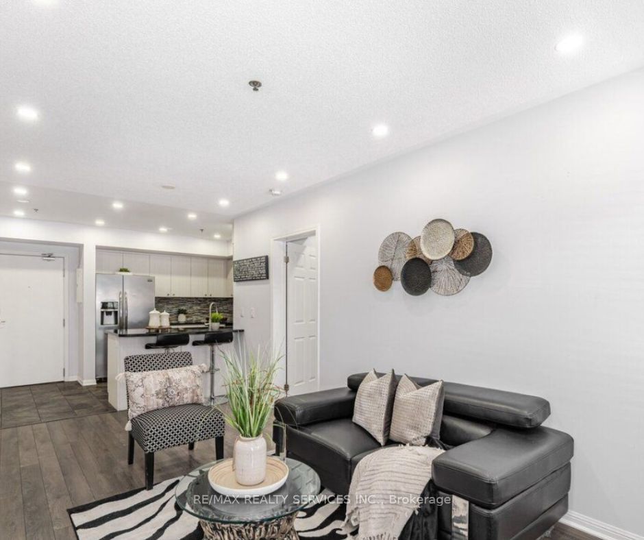 70 Baycliffe Cres, #106
